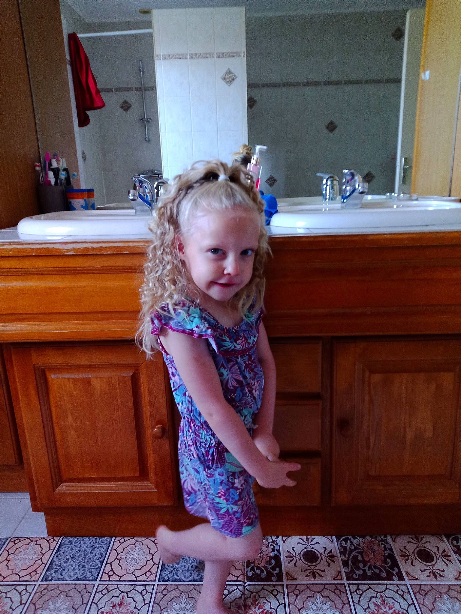 Romane a rejoint le concours — aidez-le/la à gagner de superbes lots ! cabinetry, chest_of_drawers, countertop, cupboard, drawer, dress, floor, flooring, hardwood, kitchen, leg, major_appliance, person, purple, standing, tap, thigh, toddler, waist, wood