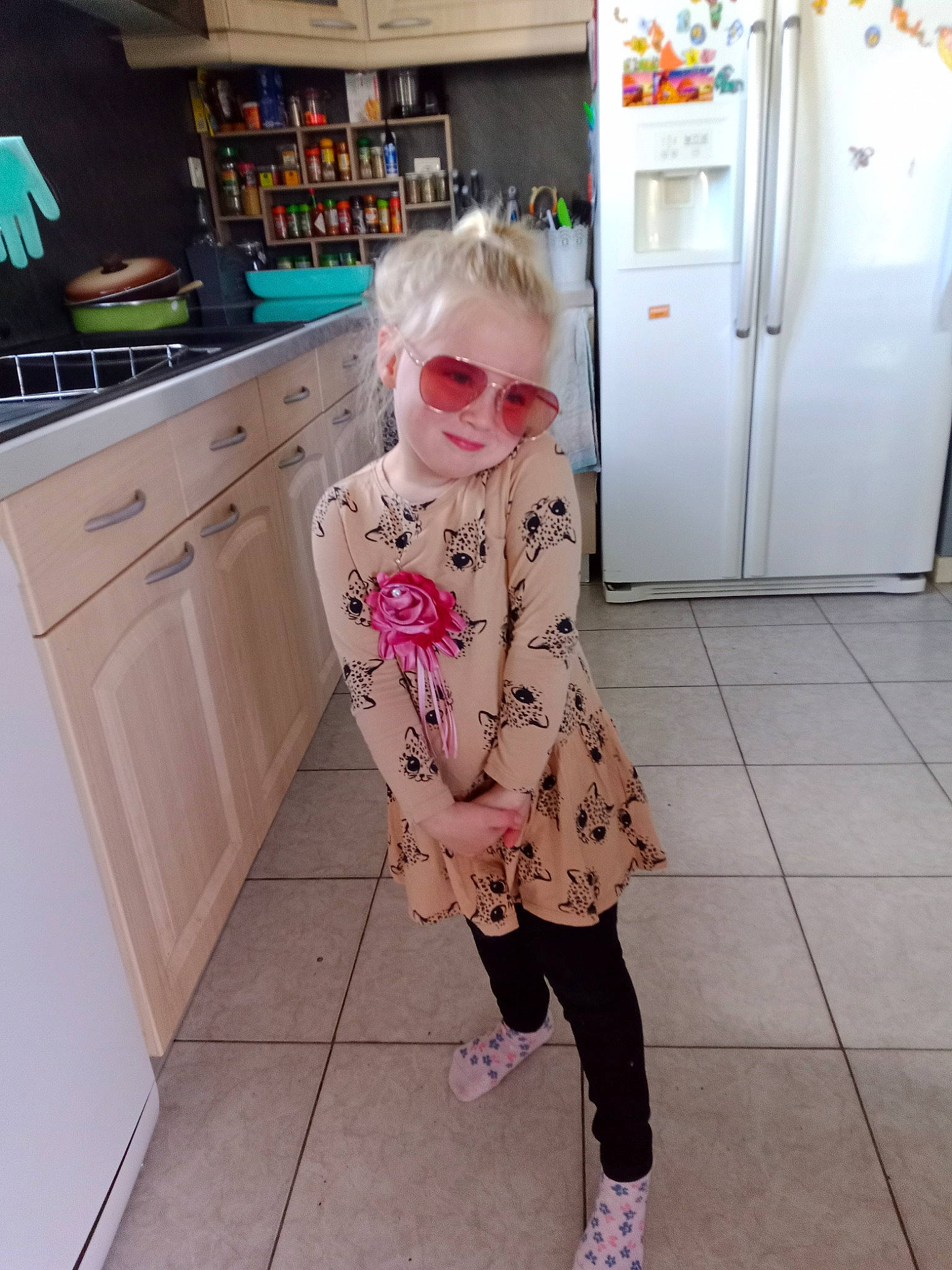 Thea a rejoint le concours — aidez-le/la à gagner de superbes lots ! cabinetry, door, drawer, eyewear, fashion_design, floor, flooring, glasses, human_leg, kitchen, knee, person, pink, refrigerator, sleeve, street_fashion, sunglasses, thigh, toddler, vision_care