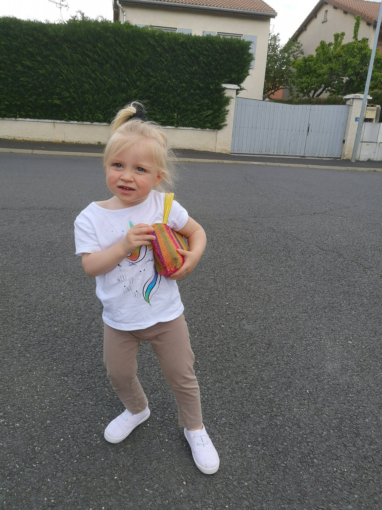 Thea a rejoint le concours — aidez-le/la à gagner de superbes lots ! asphalt, baby, baby_toddler_clothing, child, denim, fun, grass, knee, leg, leisure, person, plant, play, recreation, road_surface, sky, sleeve, t_shirt, toddler, tree
