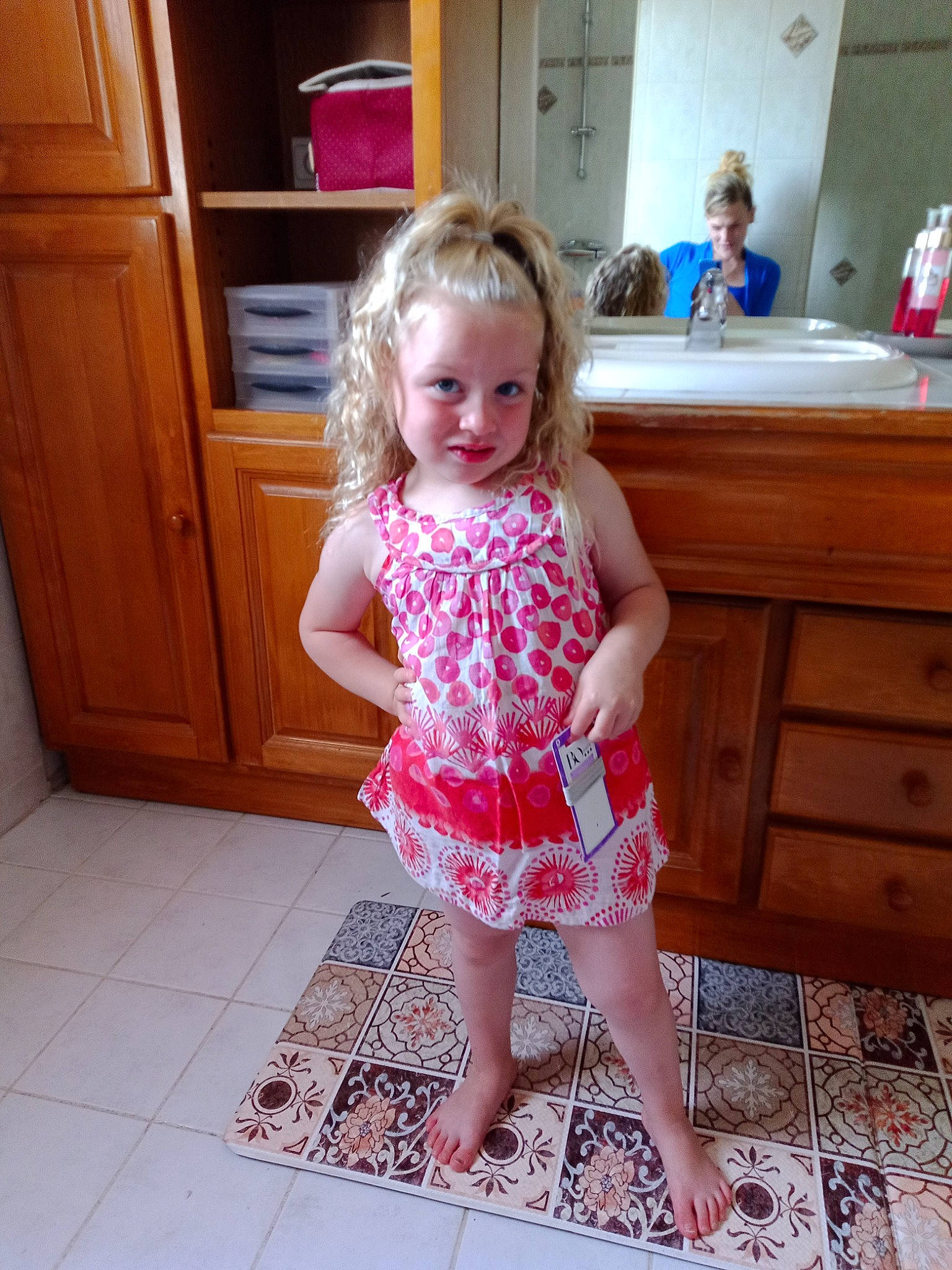 Thea a rejoint le concours — aidez-le/la à gagner de superbes lots ! arm, baby_toddler_clothing, cabinetry, countertop, drawer, dress, floor, flooring, hair, hand, hardwood, joint, kitchen, one_piece_garment, person, skin, sleeve, standing, toddler, waist