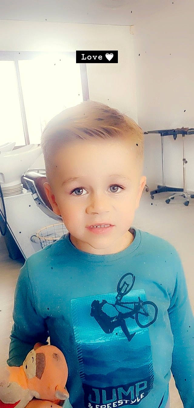 Maël a rejoint le concours — aidez-le/la à gagner de superbes lots ! baby, baby_toddler_clothing, chest, child, cool, electric_blue, eye, fun, gas, happy, machine, neck, pattern, person, shoulder, sleeve, smile, standing, t_shirt, toddler