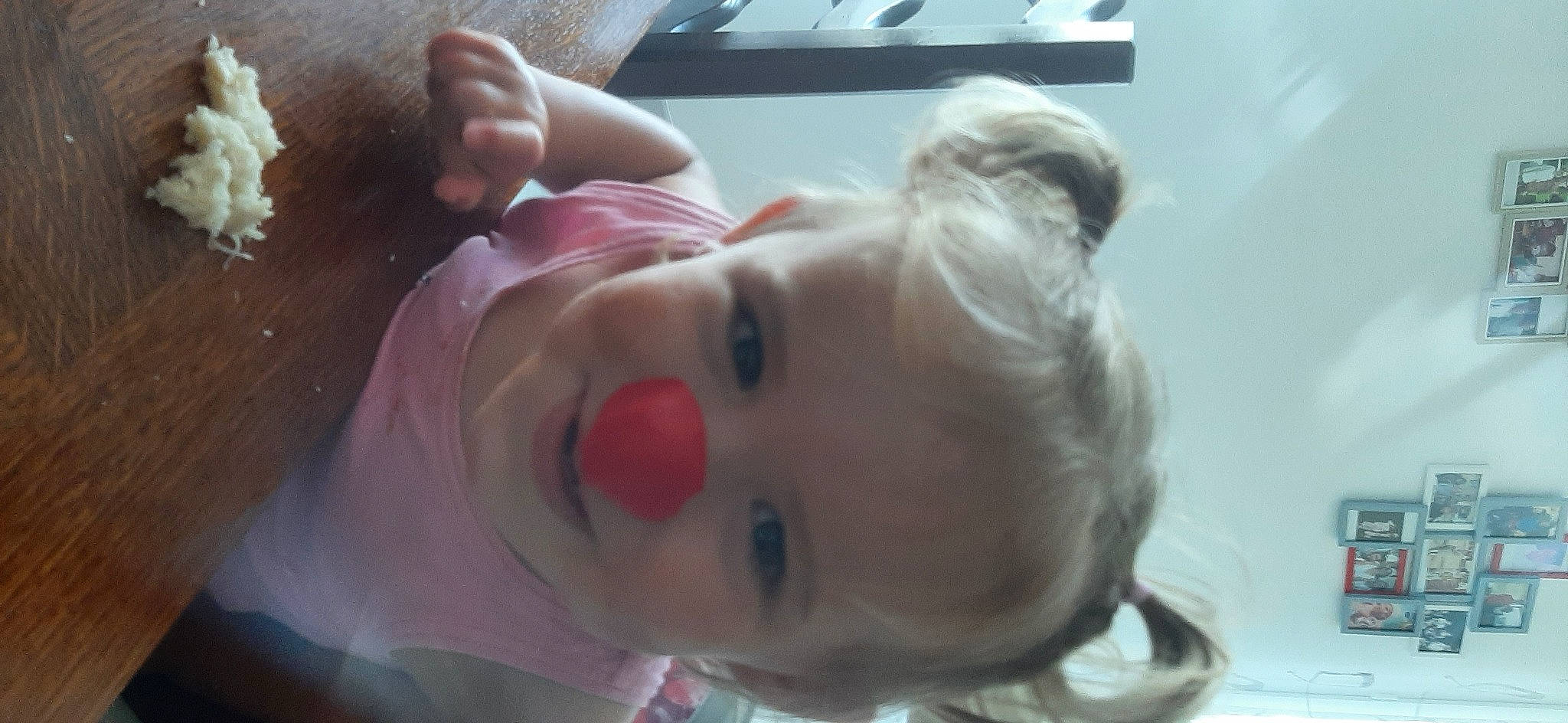 Olympe participe au concours pour gagner de l'argent avec cette photo : baby, baby_products, baby_toddler_clothing, cheek, child, comfort_food, eyelash, happy, joy, lip, nail, nose, person, smile, toddler, tree