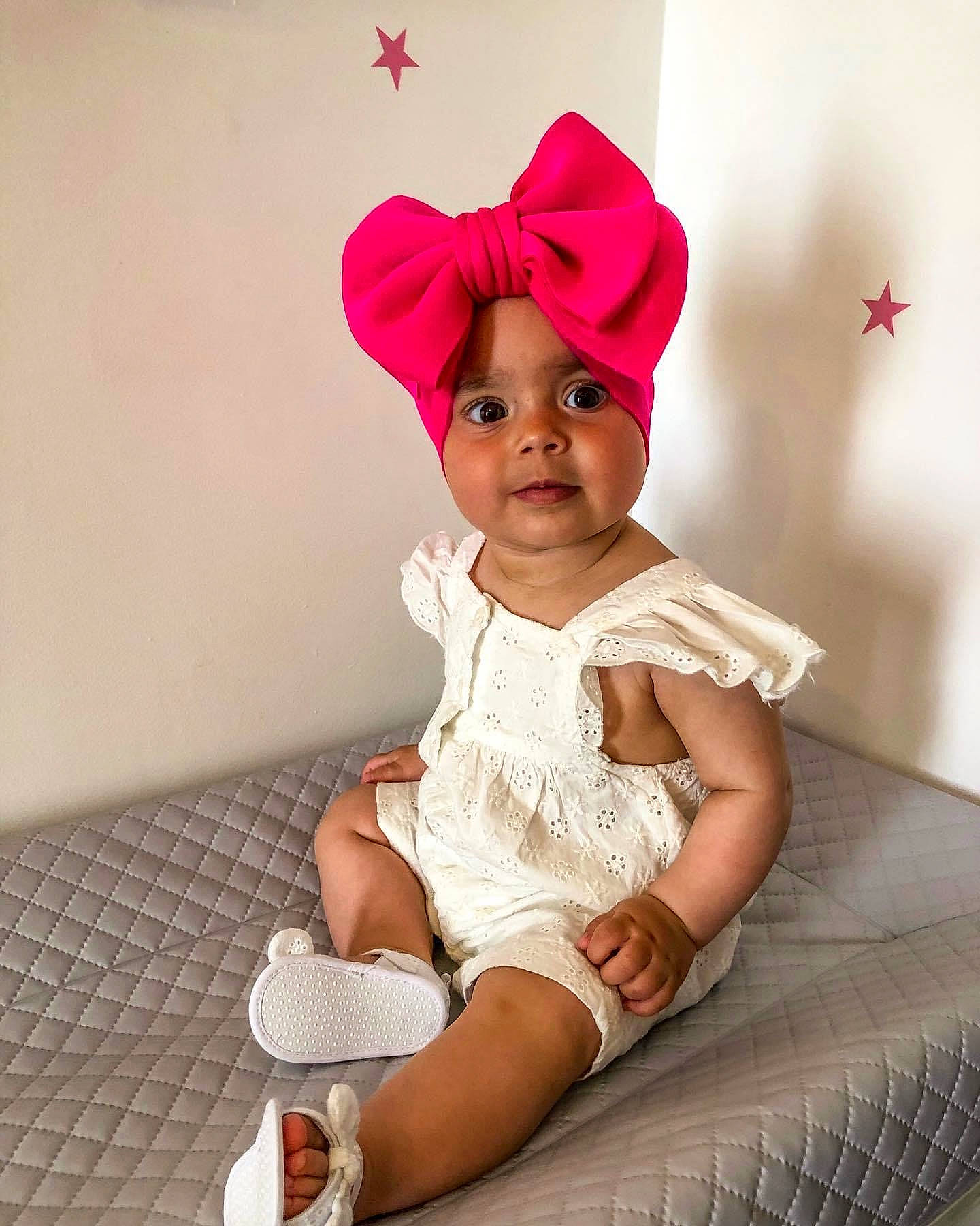 Sophie a rejoint le concours — aidez-le/la à gagner de superbes lots ! baby_toddler_clothing, cap, child, comfort, costume_hat, fashion_accessory, fashion_design, fictional_character, fun, happy, headgear, headwear, human_leg, magenta, person, pink, sandal, sitting, sleeve, sock