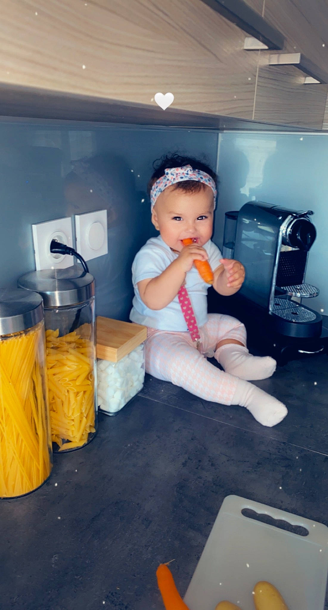 Jenna a rejoint le concours — aidez-le/la à gagner de superbes lots ! baby, baby_toddler_clothing, box, child, cleanliness, flooring, fun, gas, hat, home_appliance, household_supply, human_leg, knee, person, plastic, room, toddler, waste_container, waste_containment