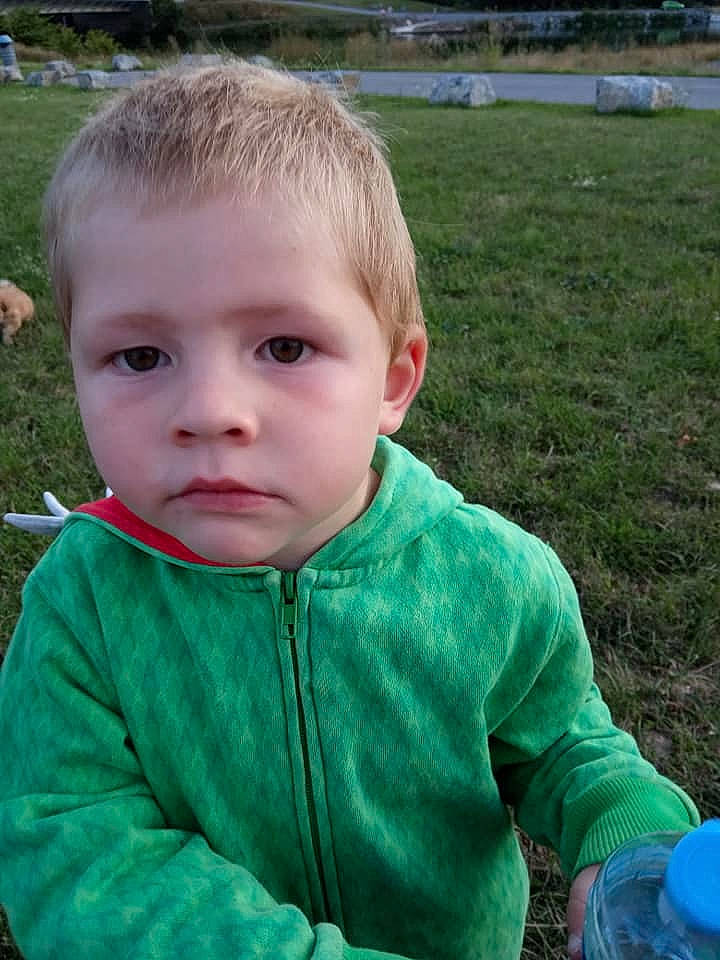 Bryan participe au concours pour gagner de l'argent avec cette photo : baby, cheek, child, eye, face, grass, green, head, male, outerwear, person, skin, smile, toddler
