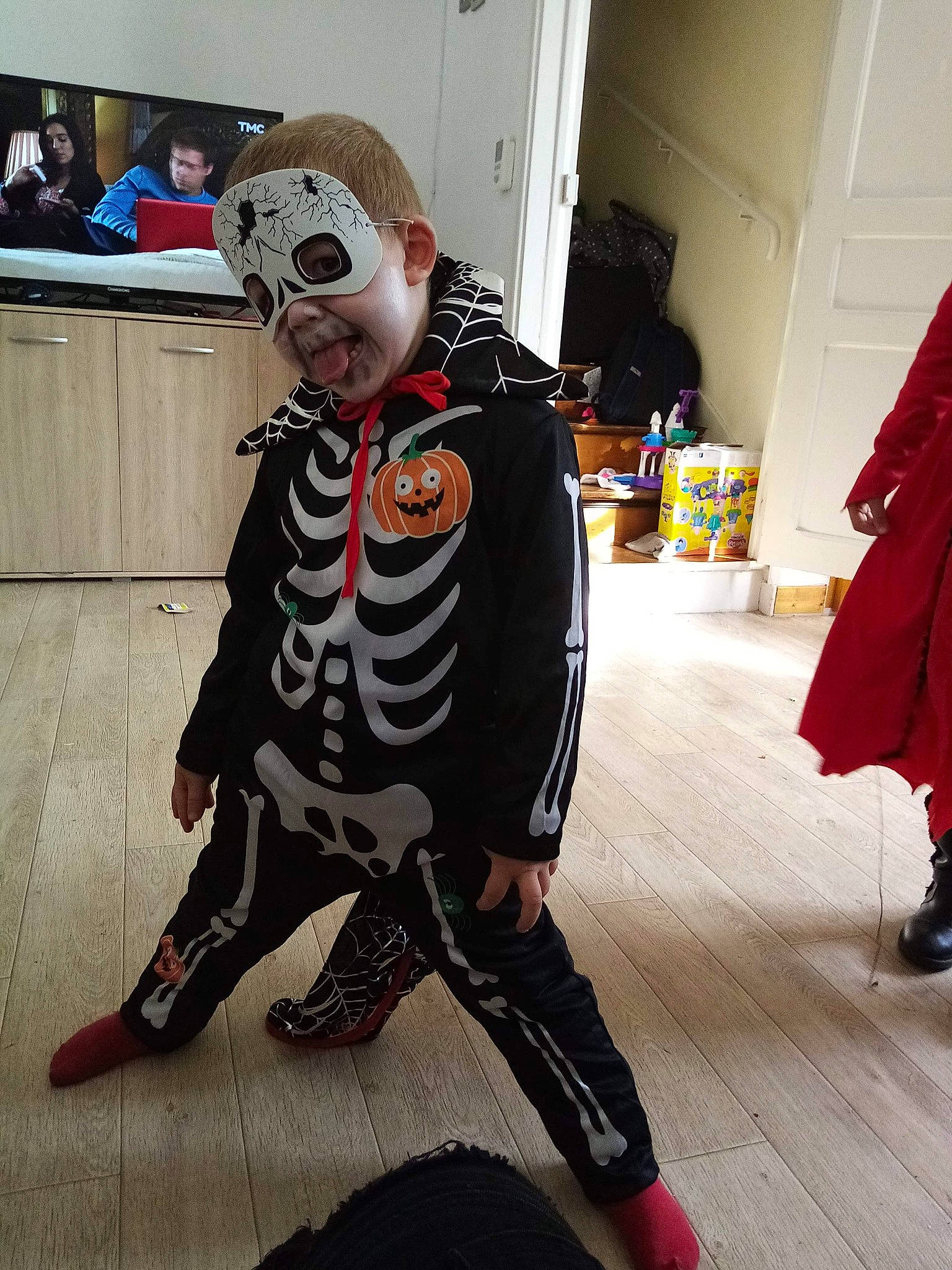 Bryan participe au concours pour gagner de l'argent avec cette photo : cosplay, costume, fictional_character, mime_artist, person