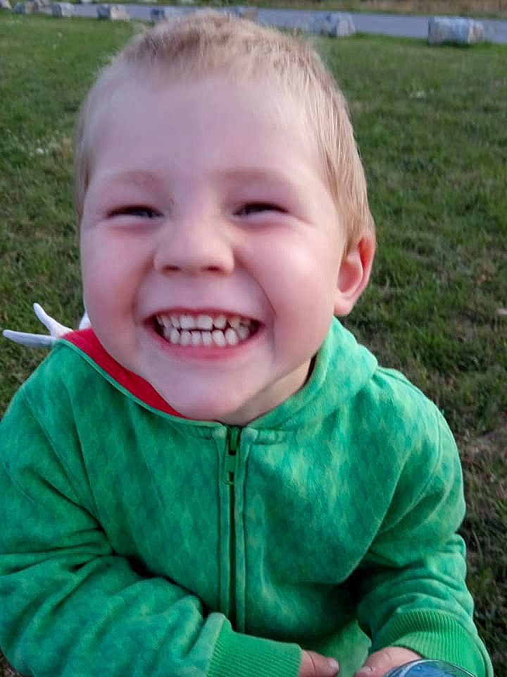 Bryan participe au concours pour gagner de l'argent avec cette photo : baby_making_funny_faces, cheek, child, chin, face, facial_expression, fun, grass, green, happy, head, joy, laugh, lip, mouth, nose, organ, person, skin, smile