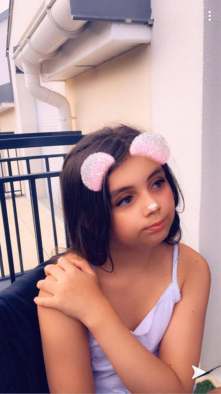 Clo participe au concours pour gagner de l'argent avec cette photo : beauty, black, black_hair, cheek, ear, eye, face, gravure_idol, hair, hairstyle, headgear, headwear, japanese_idol, leg, lip, long_hair, mouth, neck, person, pink