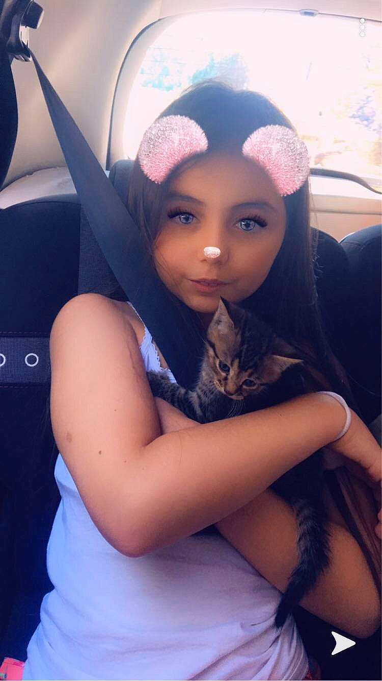 Clo a rejoint le concours — aidez-le/la à gagner de superbes lots ! beauty, black_hair, cheek, cool, ear, eye, face, forehead, hair, hand, head, headwear, joint, leg, lip, long_hair, mouth, person, photography, pink