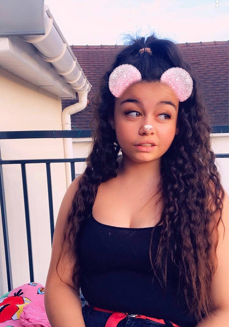 Tina participe au concours pour gagner de l'argent avec cette photo : beauty, black_hair, brown_hair, ear, eyebrow, face, fashion_accessory, forehead, hair, hair_accessory, hair_coloring, hairstyle, head, headgear, headpiece, lip, long_hair, person, photo_shoot, photography