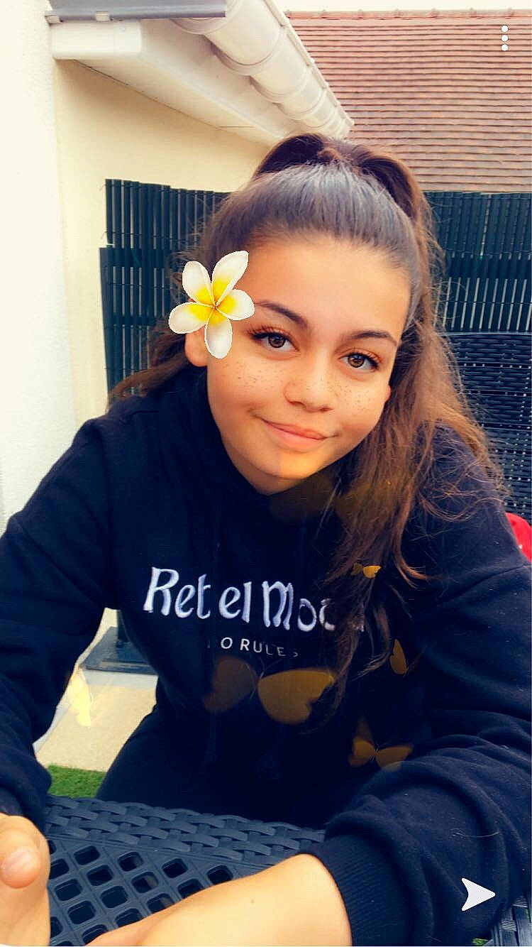 Tina participe au concours pour gagner de l'argent avec cette photo : beauty, black_hair, child, child_model, eye, face, forehead, hair, hairstyle, happy, joy, long_hair, nose, person, photography, play, smile