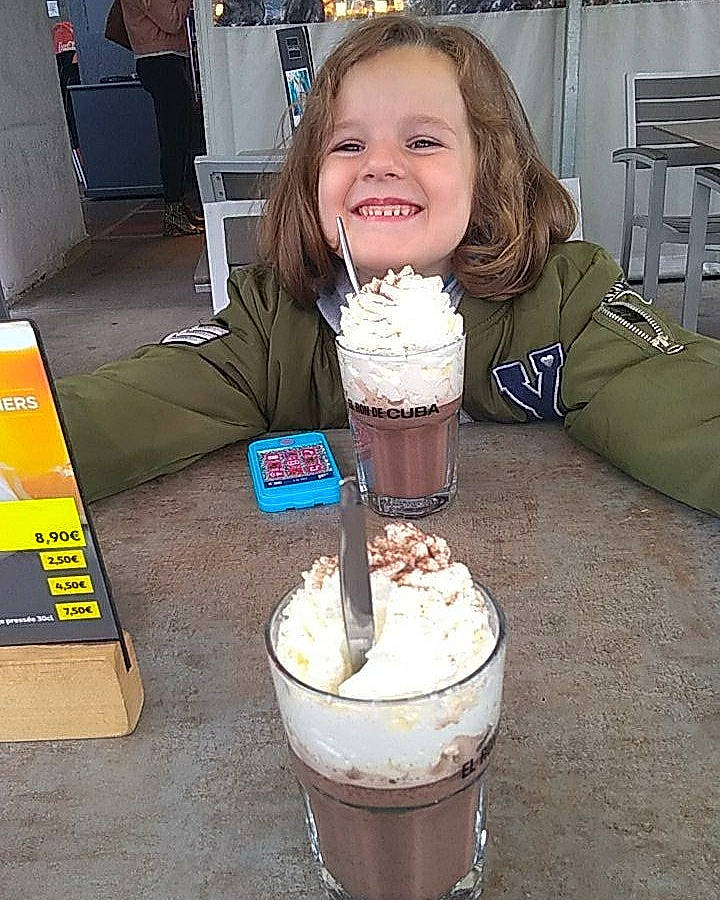 Maeva a rejoint le concours — aidez-le/la à gagner de superbes lots ! chair, coffee, cream, cuisine, dairy, dessert, dish, dondurma, drink, fast_food, food, frozen_dessert, gelato, ice_cream, ice_cream_sodas, ingredient, joy, person, smile, sorbetes