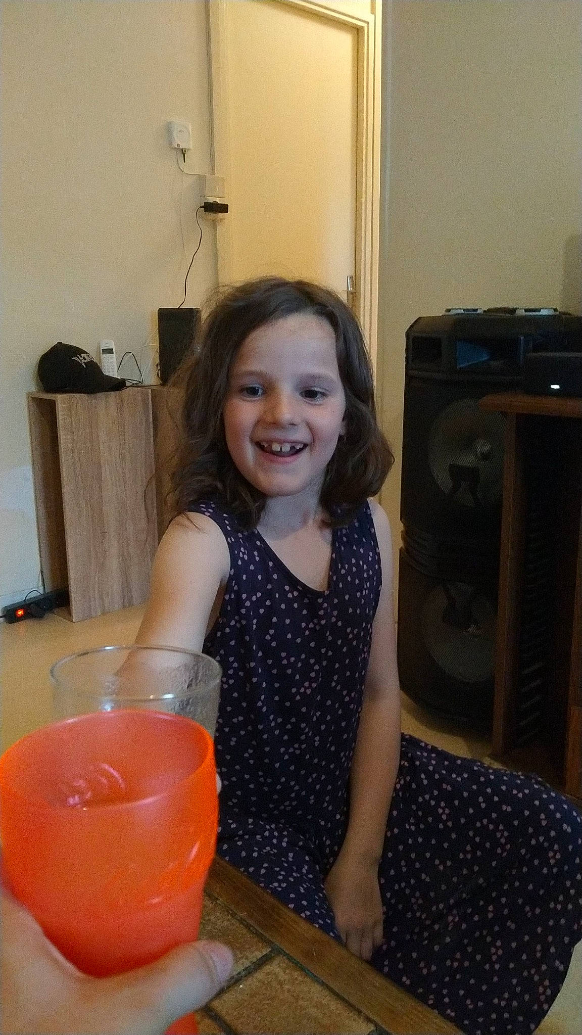 Maeva participe au concours pour gagner de l'argent avec cette photo : cabinetry, chair, child, cooking, drawer, drink, flooring, fun, home_appliance, joy, juice, kitchen, party, person, room, sitting, smile, standing, table, tableware