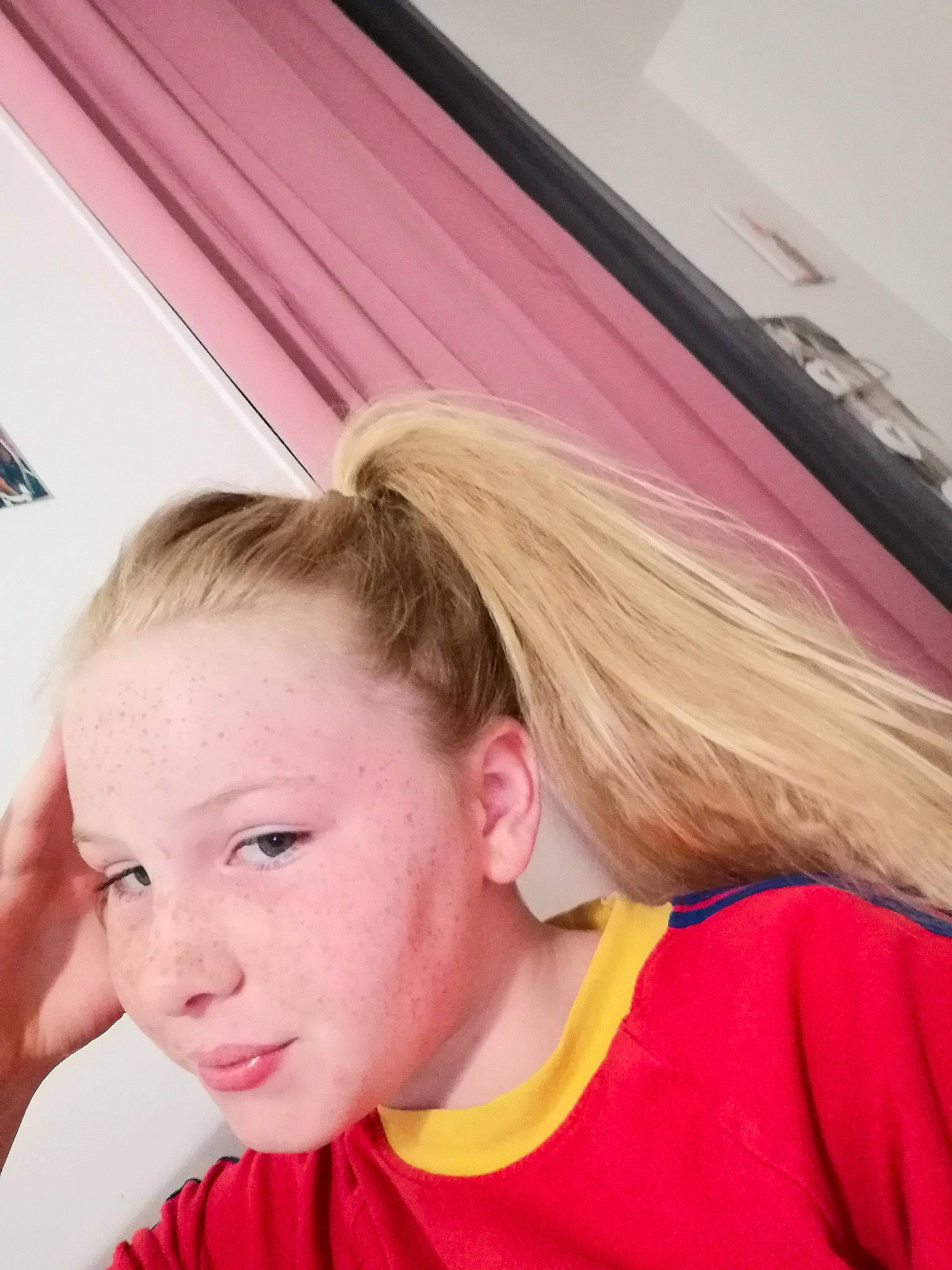 Tatiana participe au concours pour gagner de l'argent avec cette photo : blond, child, chin, ear, face, forehead, hair, hair_coloring, hairstyle, long_hair, neck, person, pink