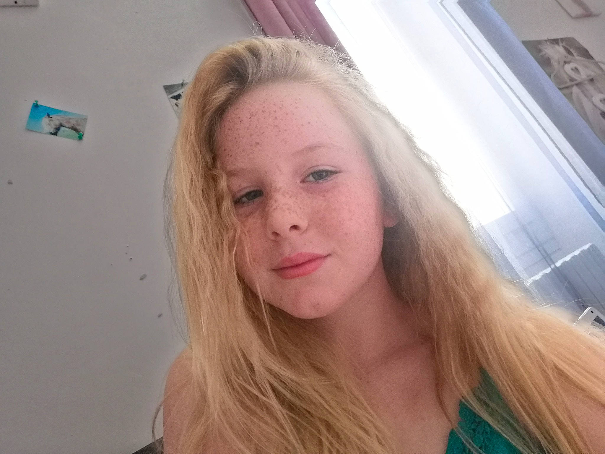 Tatiana participe au concours pour gagner de l'argent avec cette photo : beauty, blond, cheek, chin, eyebrow, face, forehead, hair, hair_coloring, hairstyle, head, jaw, lip, long_hair, nose, person, photography, pink, selfie, skin