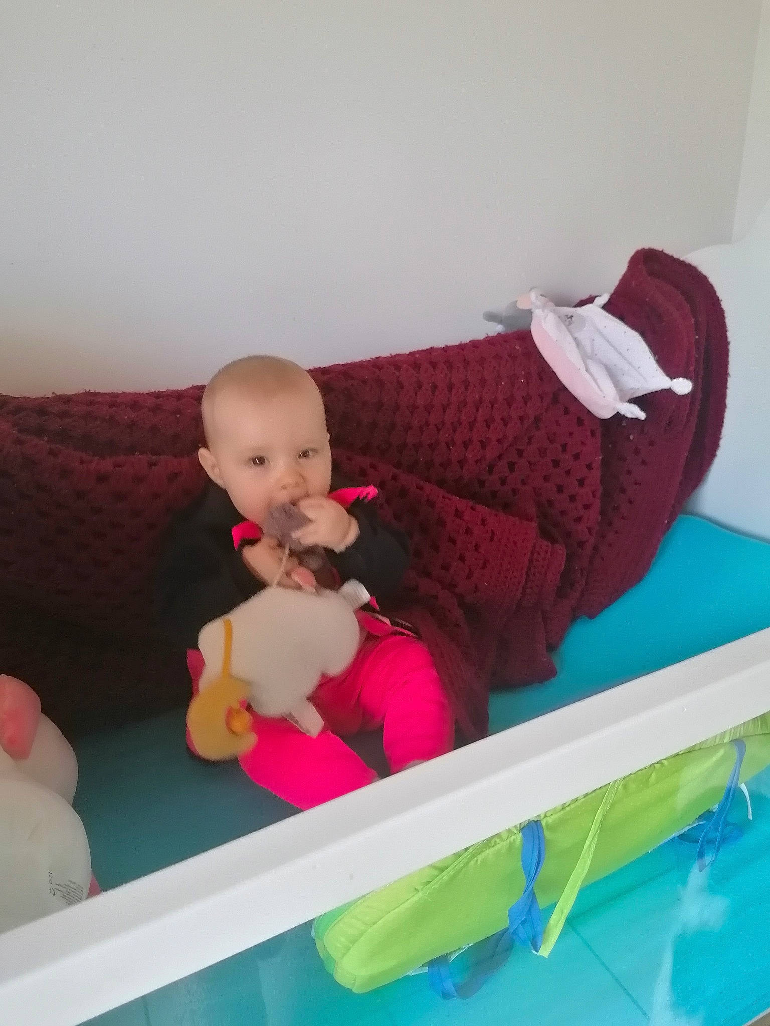 Lara a rejoint le concours — aidez-le/la à gagner de superbes lots ! baby, baby_products, bed, child, furniture, infant_bed, person, pink, product, room, skin, toddler