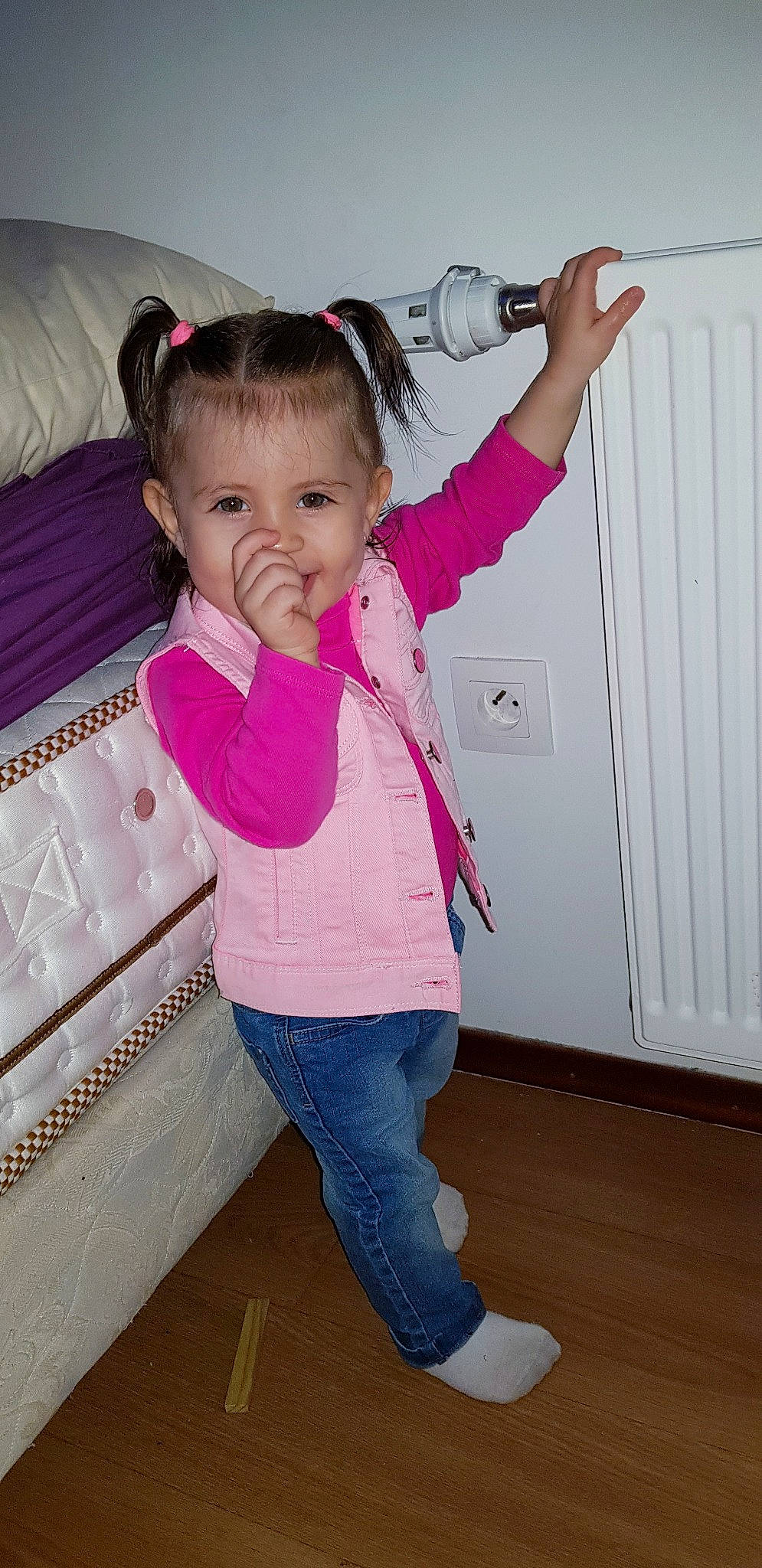 Camille participe au concours pour gagner de l'argent avec cette photo : baby, baby_toddler_clothing, cheek, child, ear, joy, neck, person, pigtail, pink, skin, standing, toddler