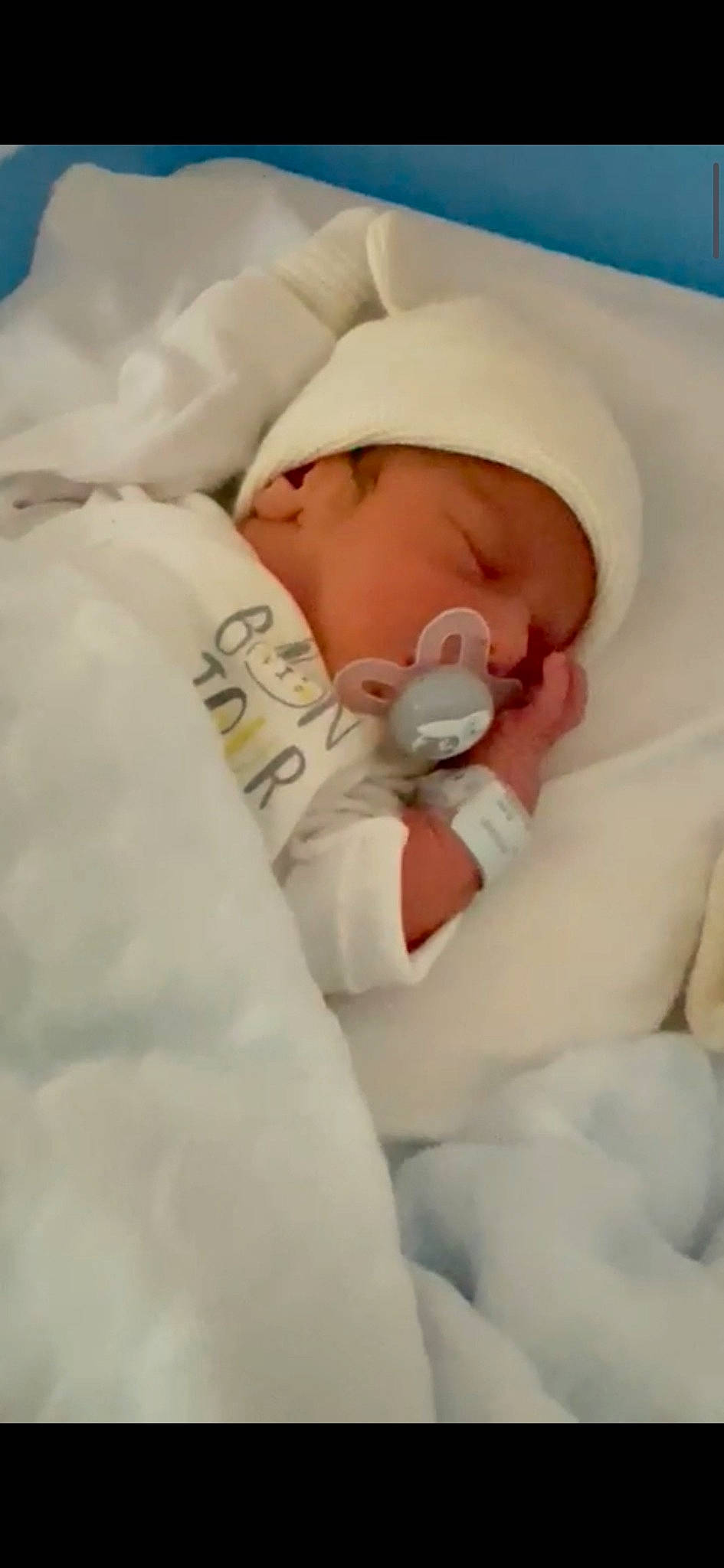 Zayan a rejoint le concours — aidez-le/la à gagner de superbes lots ! baby, baby_products, baby_sleeping, baby_toddler_clothing, bedtime, carmine, child, comfort, hat, linens, nap, peach, person, skin, sleep, thumb, toddler