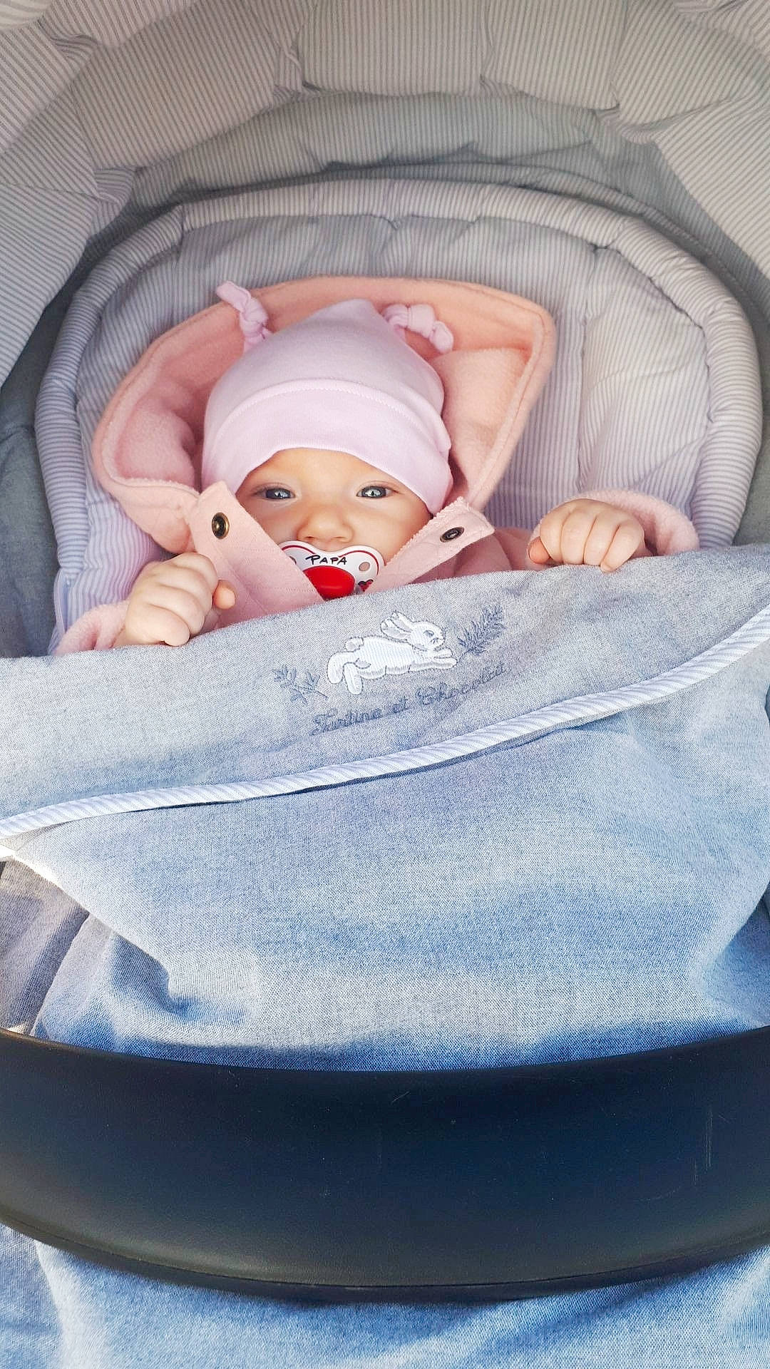 Alicia participe au concours pour gagner de l'argent avec cette photo : baby, baby_carriage, baby_products, baby_safety, baby_sleeping, baby_toddler_clothing, child, comfort, electric_blue, face, fashion_accessory, head, headgear, headwear, infant_bed, linens, person, pink, product, sitting