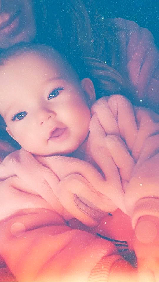 Alicia participe au concours pour gagner de l'argent avec cette photo : arm, baby, cheek, cloud, eye, eyebrow, facial_expression, finger, gesture, happy, human_body, leg, lip, mouth, nail, nose, person, pink, skin, smile