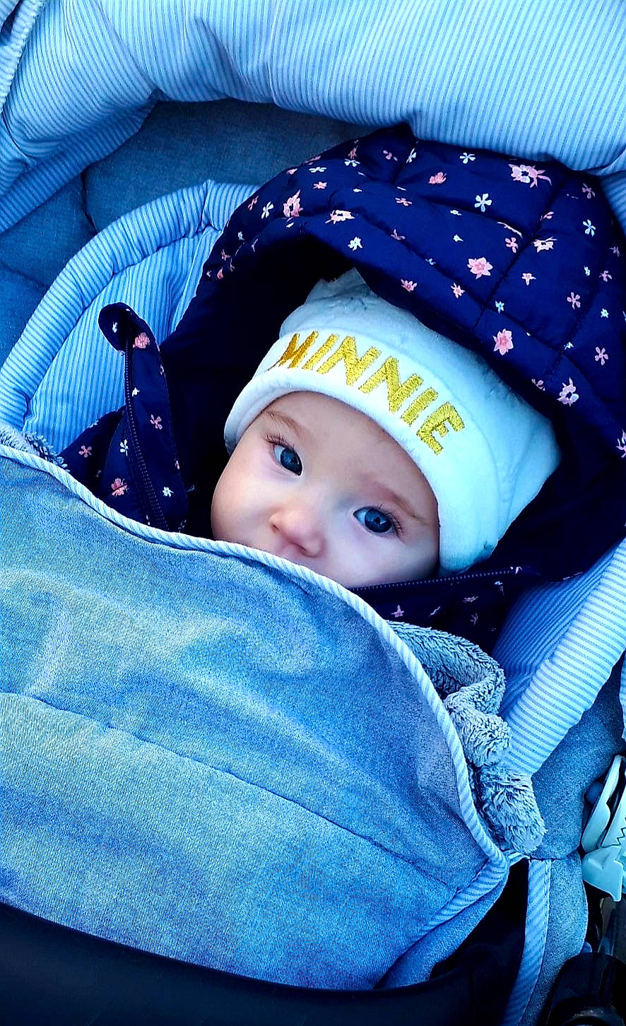 Alicia participe au concours pour gagner de l'argent avec cette photo : azure, baby, baby_carriage, baby_products, baby_safety, baby_sleeping, baby_toddler_clothing, blue, cap, cheek, child, comfort, cool, electric_blue, face, fashion_accessory, headwear, outerwear, person, product