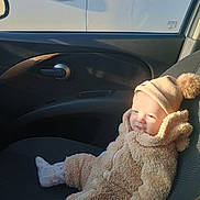 Sipan a rejoint le concours — aidez-le/la à gagner de superbes lots ! baby, child, car_interior, seat, clothing, hat, mittens, socks, cozy, warm, sunlight, cute, portrait, smile, infant, people, vehicle, window, car_door, seat_cover