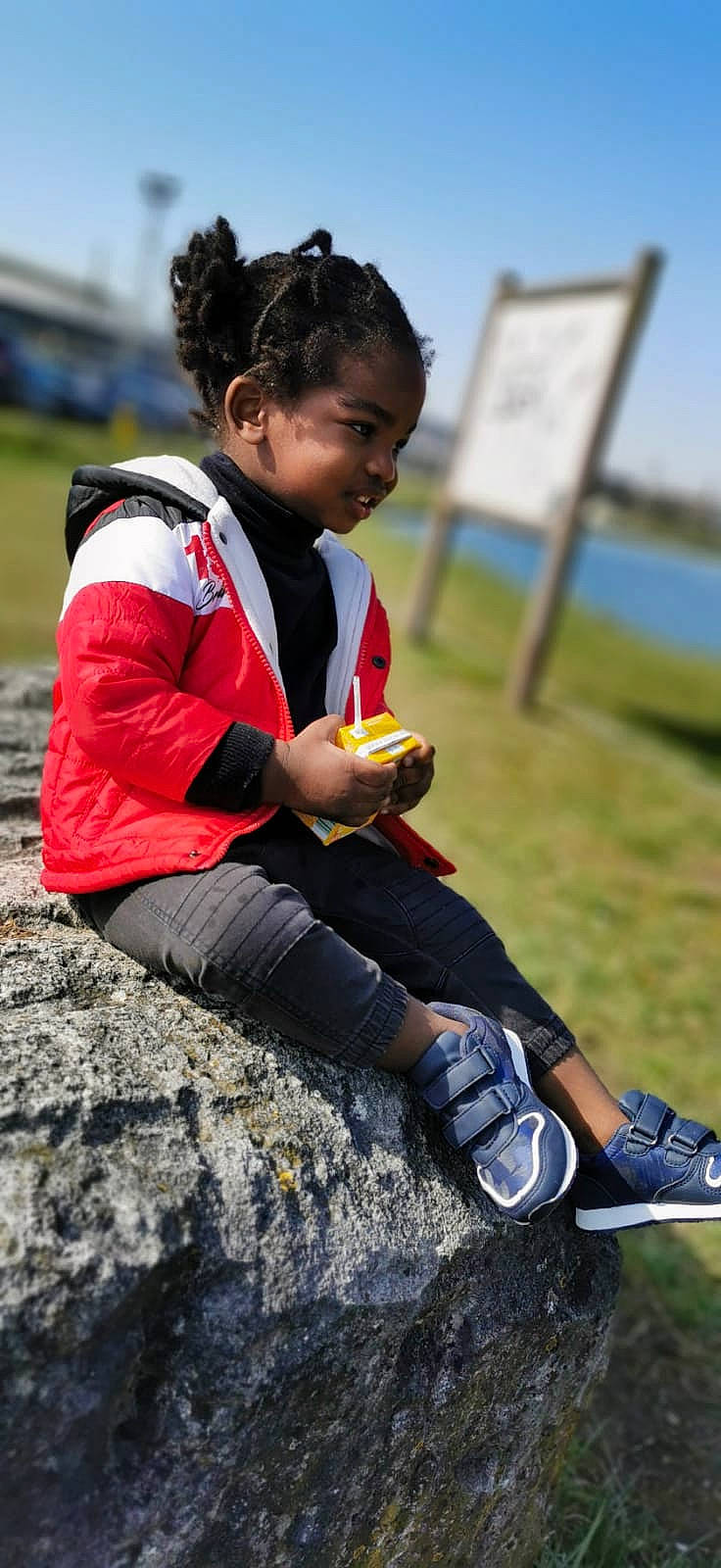 Celinïo participe au concours pour gagner de l'argent avec cette photo : championship, competition_event, endurance_sports, fun, grass, human_leg, individual_sports, knee, leisure, people_in_nature, person, play, player, recreation, running, sitting, sneakers, soil, sports, sportswear