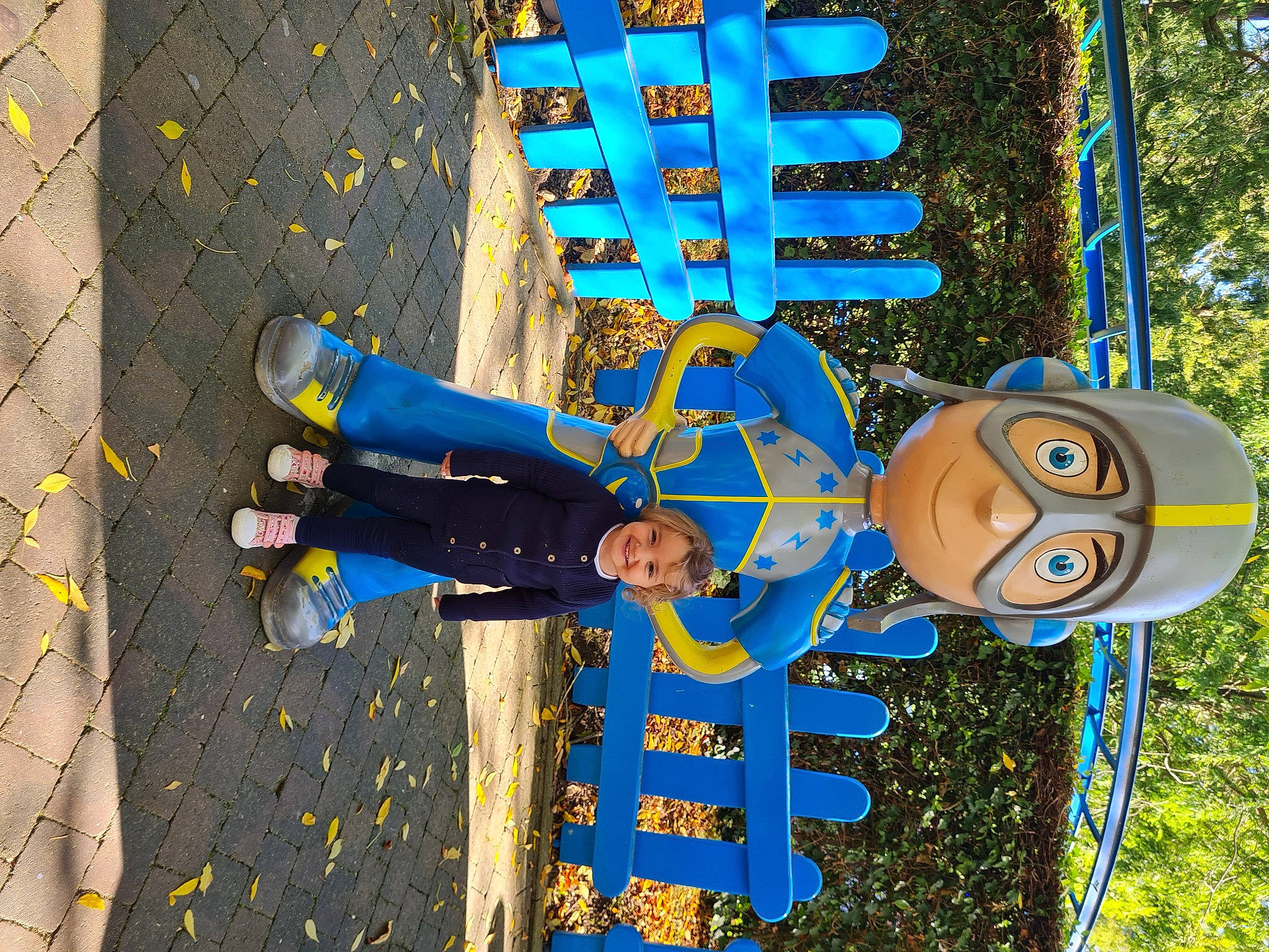 Mélina participe au concours pour gagner de l'argent avec cette photo : asphalt, child, city, electric_blue, fictional_character, fun, grass, happy, human_settlement, joy, leisure, outdoor_play_equipment, people_in_nature, person, plant, public_space, recreation, road_surface, smile, toddler