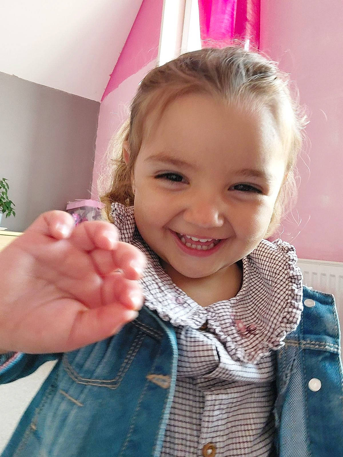 Mélina participe au concours pour gagner de l'argent avec cette photo : blond, cheek, eyebrow, eyelash, finger, gesture, hand, happy, head, iris, joy, lip, nose, person, pink, plant, shoulder, skin, sleeve, smile