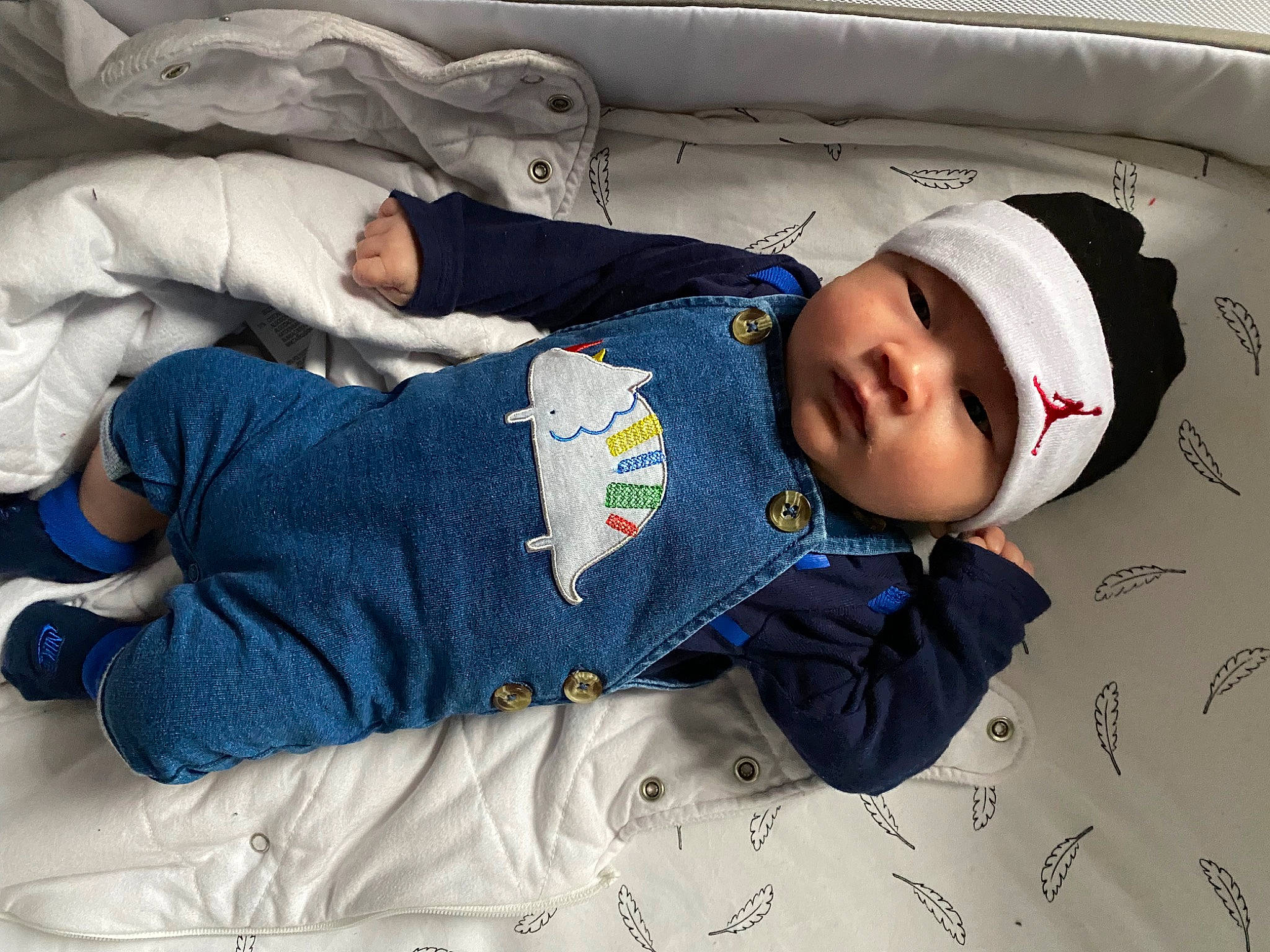 Eden a rejoint le concours — aidez-le/la à gagner de superbes lots ! baby, baby_products, baby_safety, baby_sleeping, baby_toddler_clothing, bedtime, child, comfort, elbow, electric_blue, hat, headwear, linens, mammal, nap, pattern, person, room, sitting, sleep