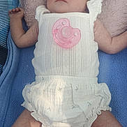 Nora participe au concours pour gagner de l'argent avec cette photo : baby, sleeping, pacifier, white_clothing, blanket, pillow, infant, peaceful, soft_texture, resting, skin, arms, legs, indoors, newborn, cute, comfort, toddler, child, portrait