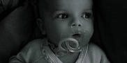 Nora a rejoint le concours — aidez-le/la à gagner de superbes lots ! baby, infant, pacifier, clothing, face, hand, portrait, monochrome, black_and_white, child, cute, young, indoors, closeup, expression, person, sitting, soft_light, newborn, candid