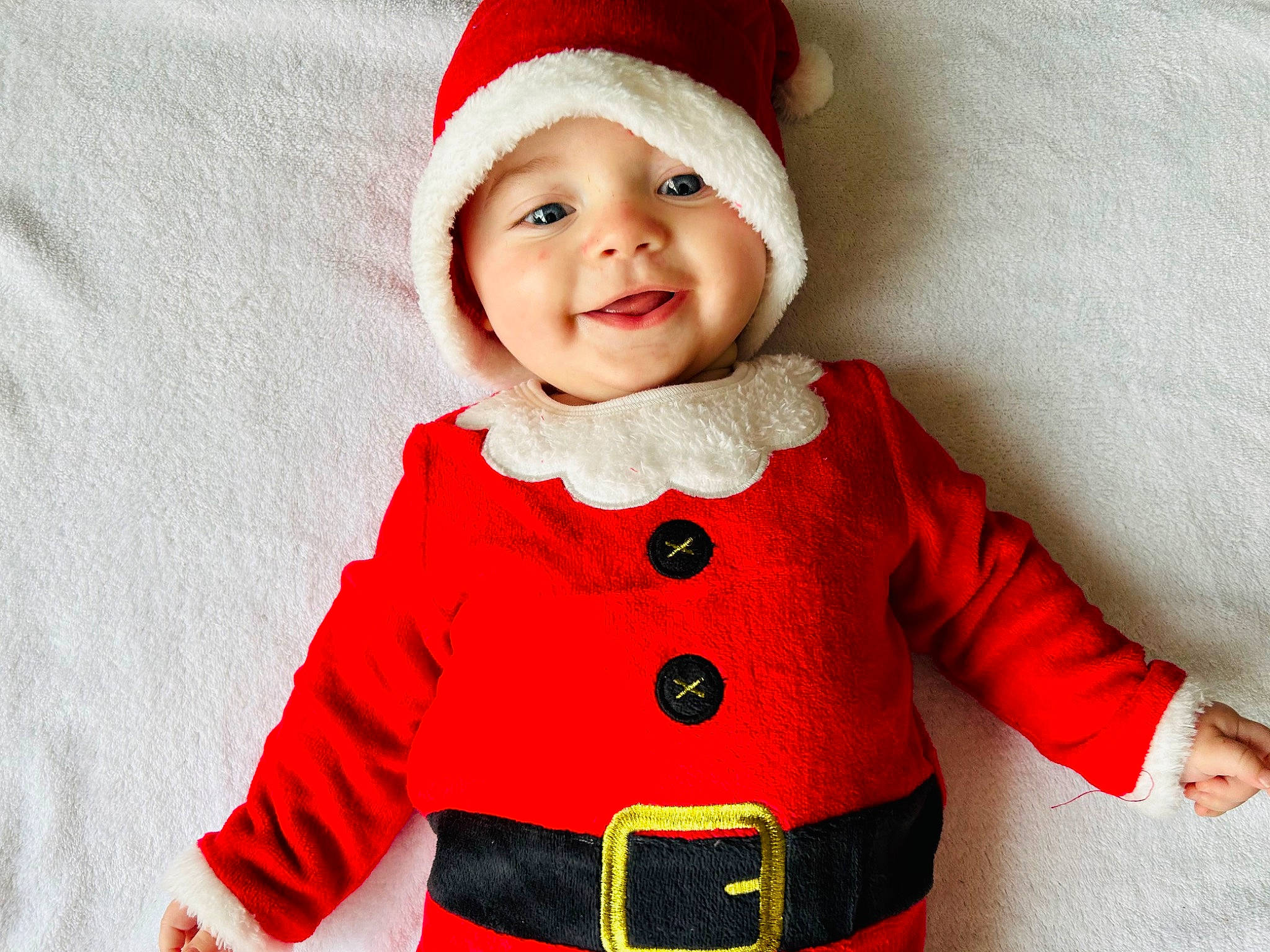 Paölo participe au concours pour gagner de l'argent avec cette photo : baby_toddler_clothing, cap, collar, costume_hat, event, face, fictional_character, happy, hat, headgear, headwear, joy, outerwear, pattern, person, pink, pleased, red, sleeve, smile