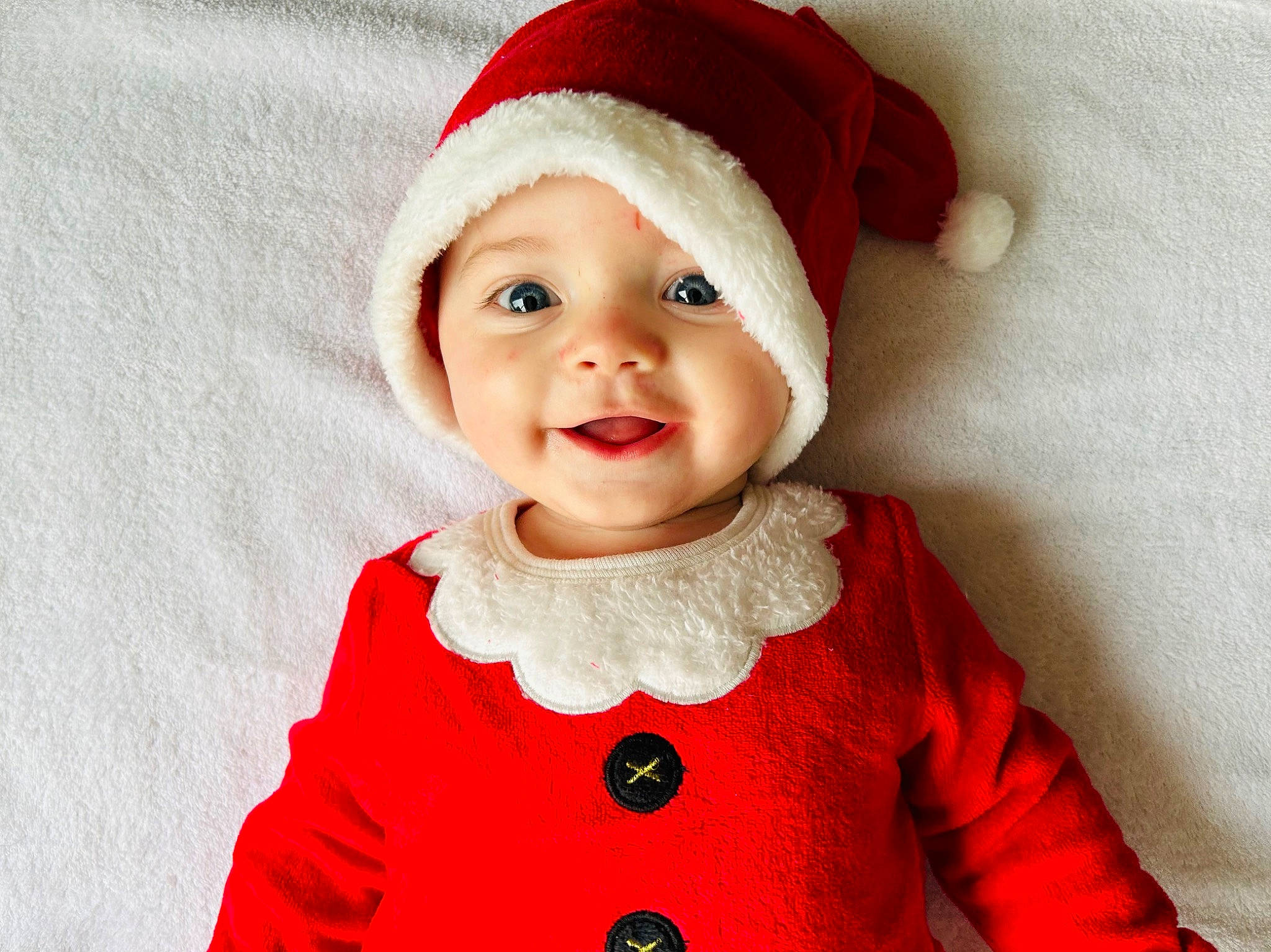 Paölo participe au concours pour gagner de l'argent avec cette photo : baby, baby_toddler_clothing, cap, collar, costume_hat, dress, face, happy, hat, head, headgear, headwear, lip, organ, outerwear, pattern, person, red, sleeve, smile