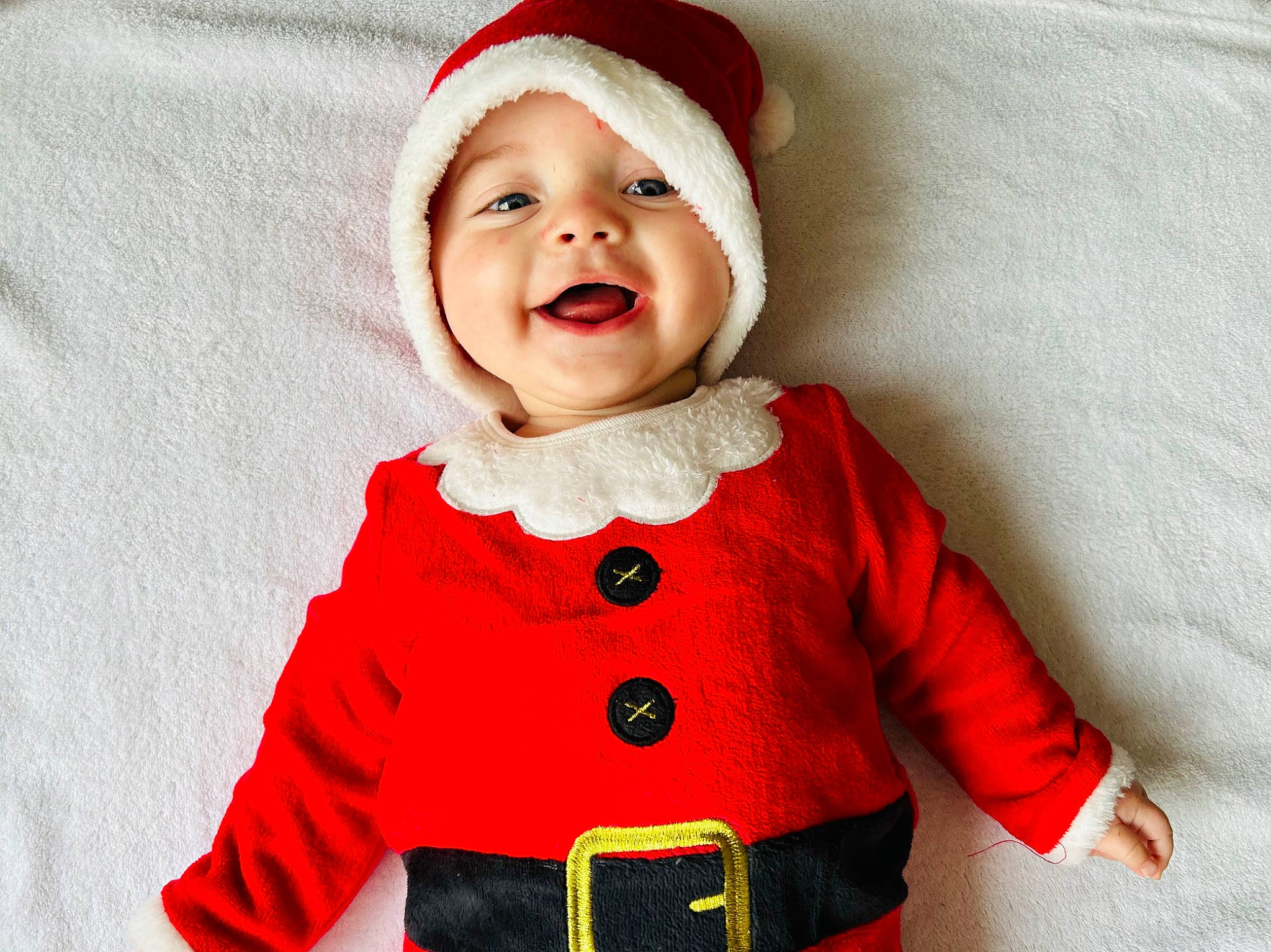 Paölo participe au concours pour gagner de l'argent avec cette photo : baby, baby_toddler_clothing, carmine, child, collar, costume_hat, event, face, happy, headwear, outerwear, pattern, person, pleased, product, red, sleeve, smile, t_shirt, textile