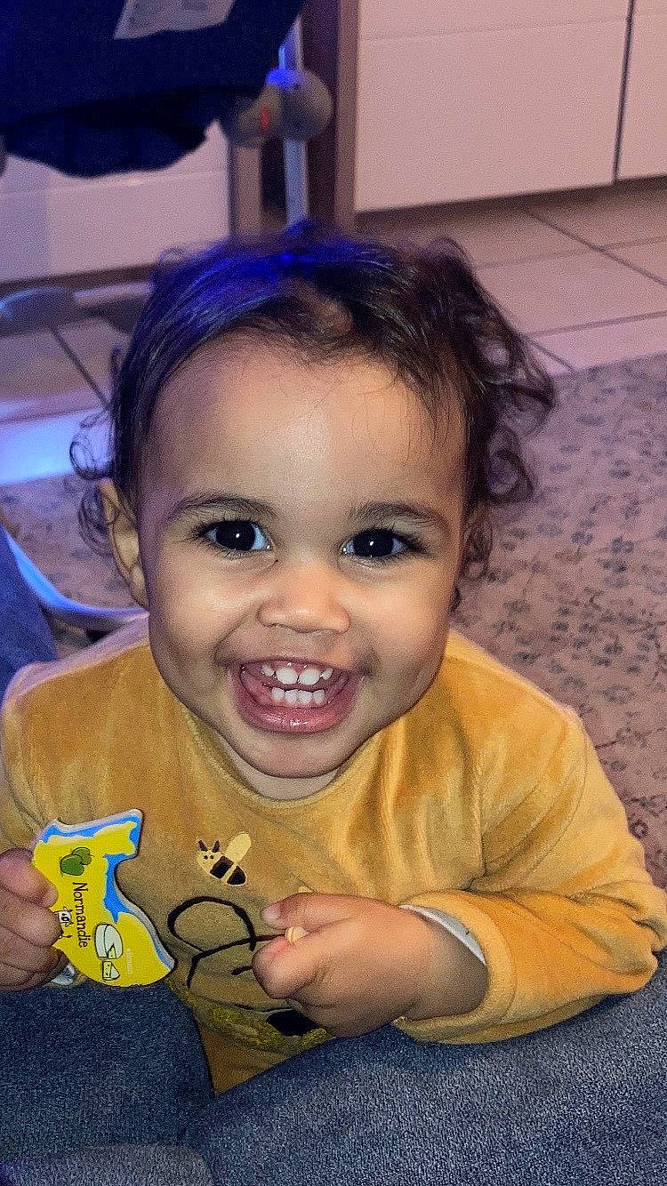 Iris participe au concours pour gagner de l'argent avec cette photo : cheek, chin, ear, eyelash, face, finger, forehead, gesture, hairstyle, hand, happy, iris, joy, lip, mouth, nose, person, skin, smile, t_shirt