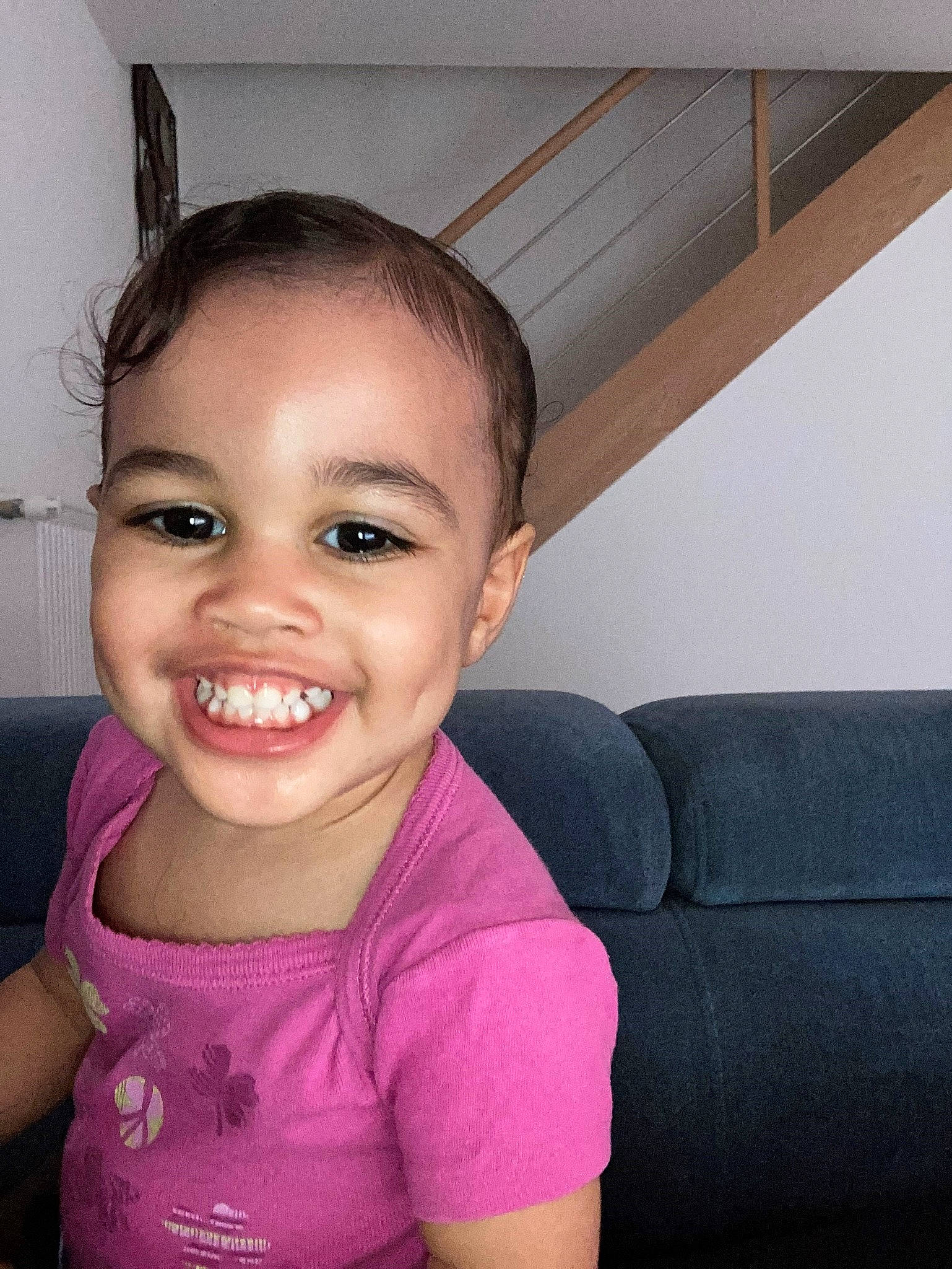 Iris participe au concours pour gagner de l'argent avec cette photo : black_hair, cheek, ear, eyebrow, eyelash, flash_photography, forehead, happy, iris, jaw, joy, lip, mouth, neck, nose, person, shoulder, skin, smile, t_shirt