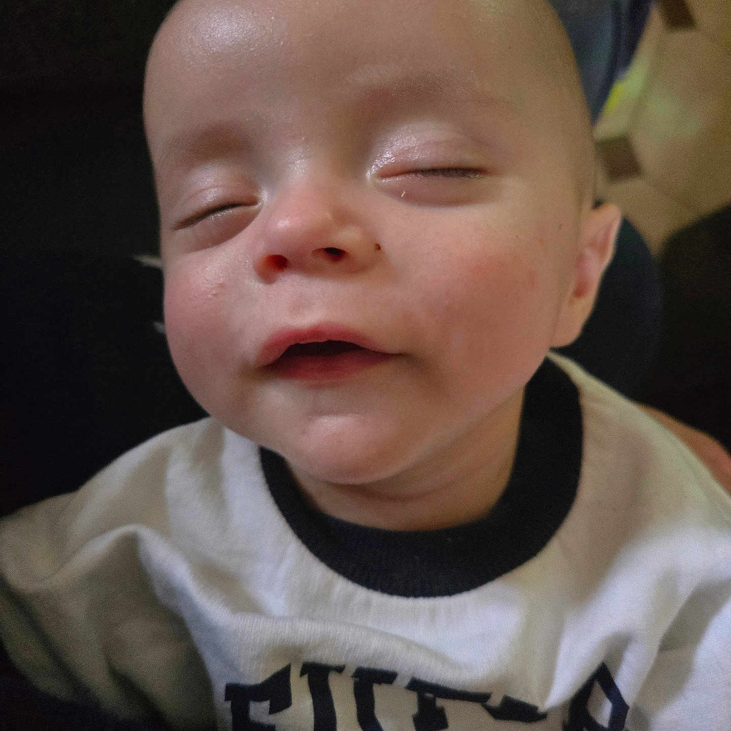 Luciano a rejoint le concours — aidez-le/la à gagner de superbes lots ! baby, bodypart, clothing, couch, crying, cushion, face, frown, furniture, head, homedecor, mouth, newborn, person, photography, portrait, sad, shirt, sleeping, t_shirt