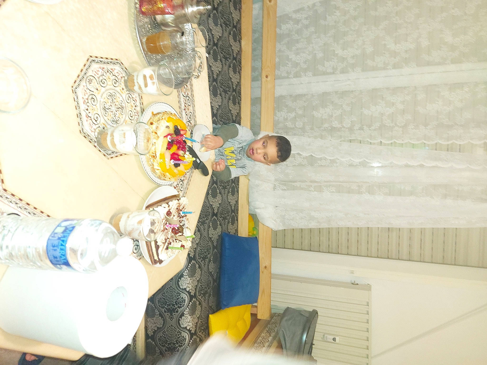 Yanis participe au concours pour gagner de l'argent avec cette photo : art, blue_and_white_porcelain, bottle, bottled_water, ceiling, engineering, interior_design, linens, machine, mineral_water, person, plastic_bottle, porcelain, room, visual_arts, water_bottle, wood