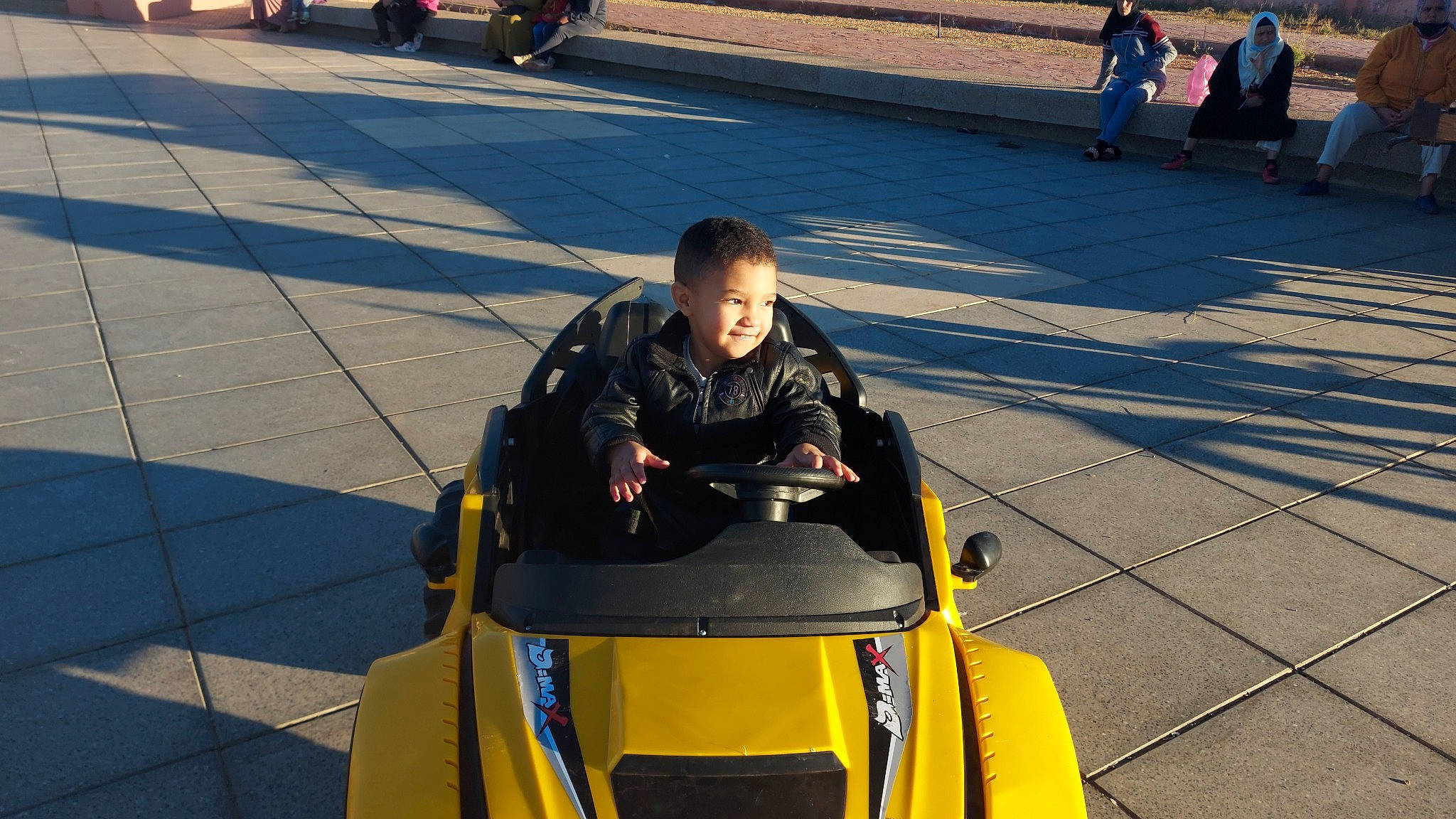 Yanis a rejoint le concours — aidez-le/la à gagner de superbes lots ! asphalt, auto_racing, automotive_design, automotive_exterior, automotive_lighting, automotive_tire, bumper, car, hood, jacket, land_vehicle, motor_vehicle, motorsport, person, racing, road, sports, tire, vehicle, wheel