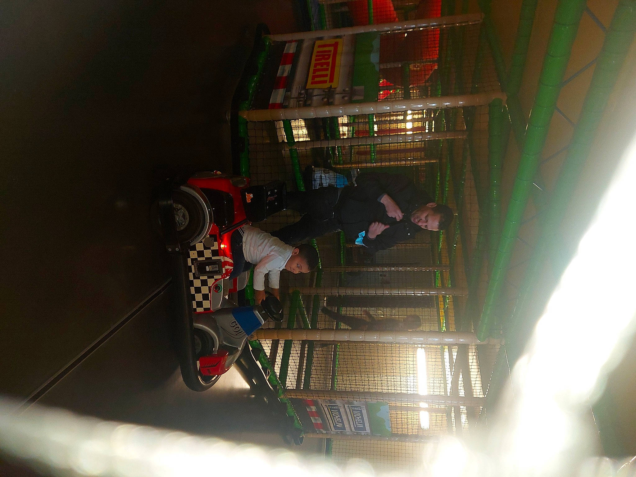 Yanis a rejoint le concours — aidez-le/la à gagner de superbes lots ! audio_equipment, building, concert, darkness, electrical_supply, electrical_wiring, electricity, event, extreme_sport, fun, joy, machine, metal, night, performing_arts, person, recreation, space, tower