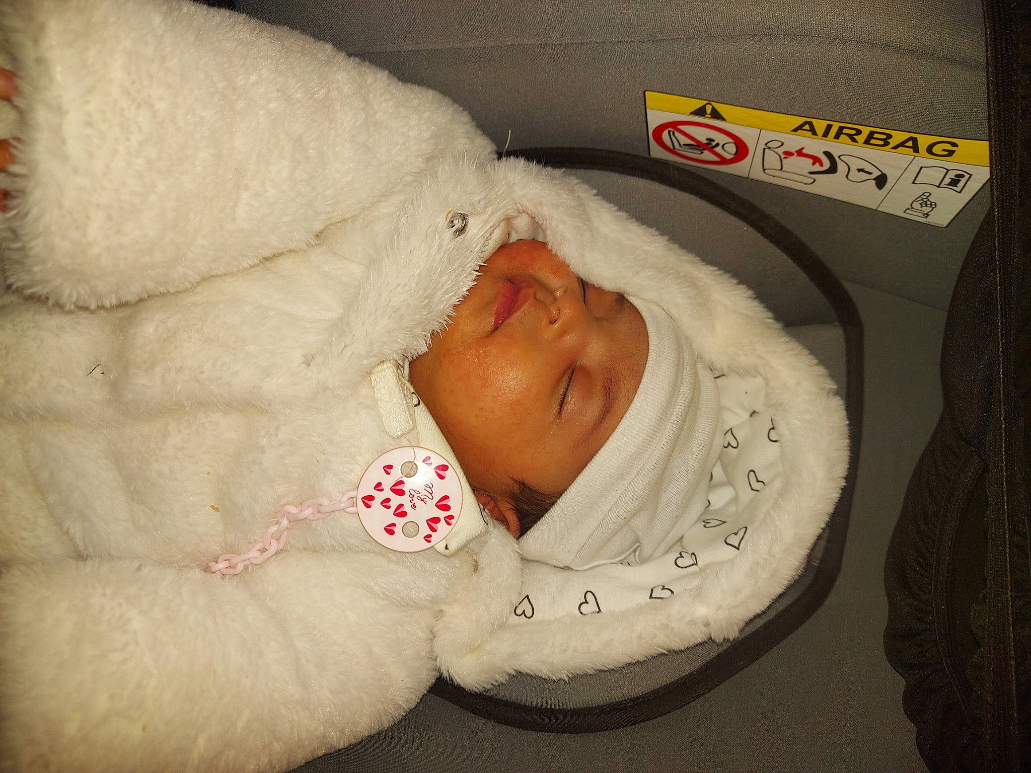 Cyrine participe au concours pour gagner de l'argent avec cette photo : baby, baby_products, baby_safety, baby_sleeping, baby_toddler_clothing, bedding, bedtime, cheek, child, comfort, face, head, headgear, headwear, linens, nap, person, room, skin, sleeve