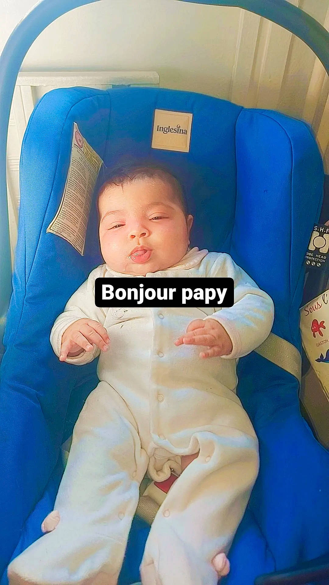 Cyrine participe au concours pour gagner de l'argent avec cette photo : baby, baby_in_car_seat, baby_products, baby_safety, baby_toddler_clothing, car_seat, child, comfort, eye, face, finger, fun, gesture, human_body, person, room, sitting, skin, smile, thumb