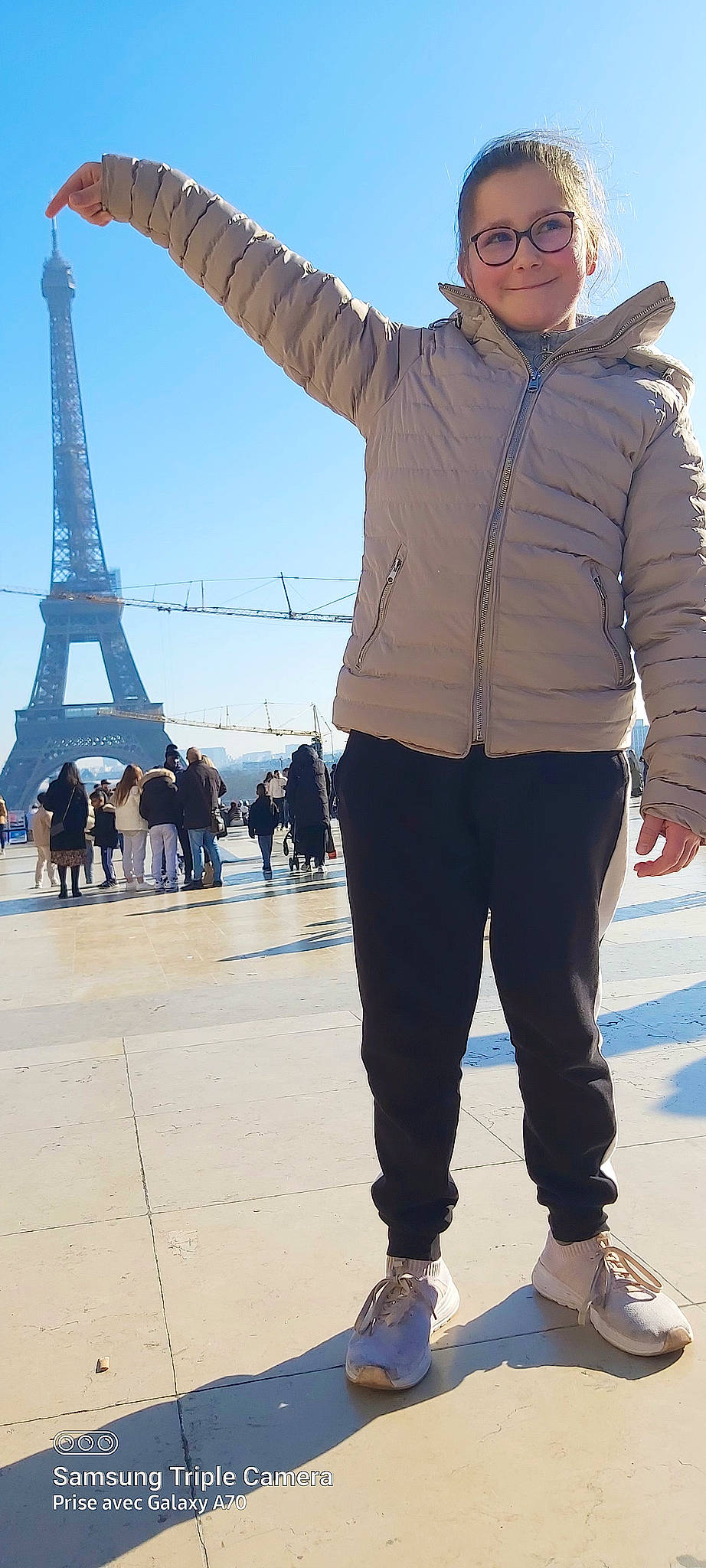 Lilou participe au concours pour gagner de l'argent avec cette photo : black, cool, denim, electric_blue, eyewear, fun, gesture, jacket, joy, leisure, people, person, photograph, sky, sleeve, smile, snapshot, sportswear, standing, tourism