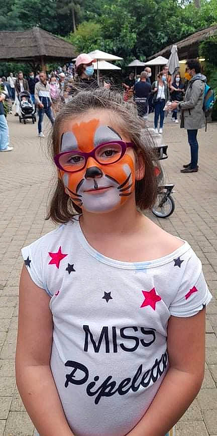 Lilou a rejoint le concours — aidez-le/la à gagner de superbes lots ! beard, black_hair, chest, chin, cool, crowd, eyewear, fun, glasses, goggles, hair, happy, leisure, person, personal_protective_equipment, road, smile, sunglasses, t_shirt, vision_care