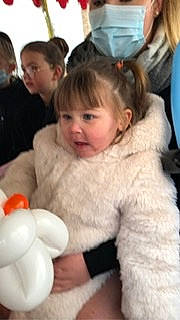 Sophia a rejoint le concours — aidez-le/la à gagner de superbes lots ! baby, child, ear, event, fun, fur, fur_clothing, hair, happy, head, leisure, person, photo_caption, play, recreation, room, sitting, skin, smile, toddler