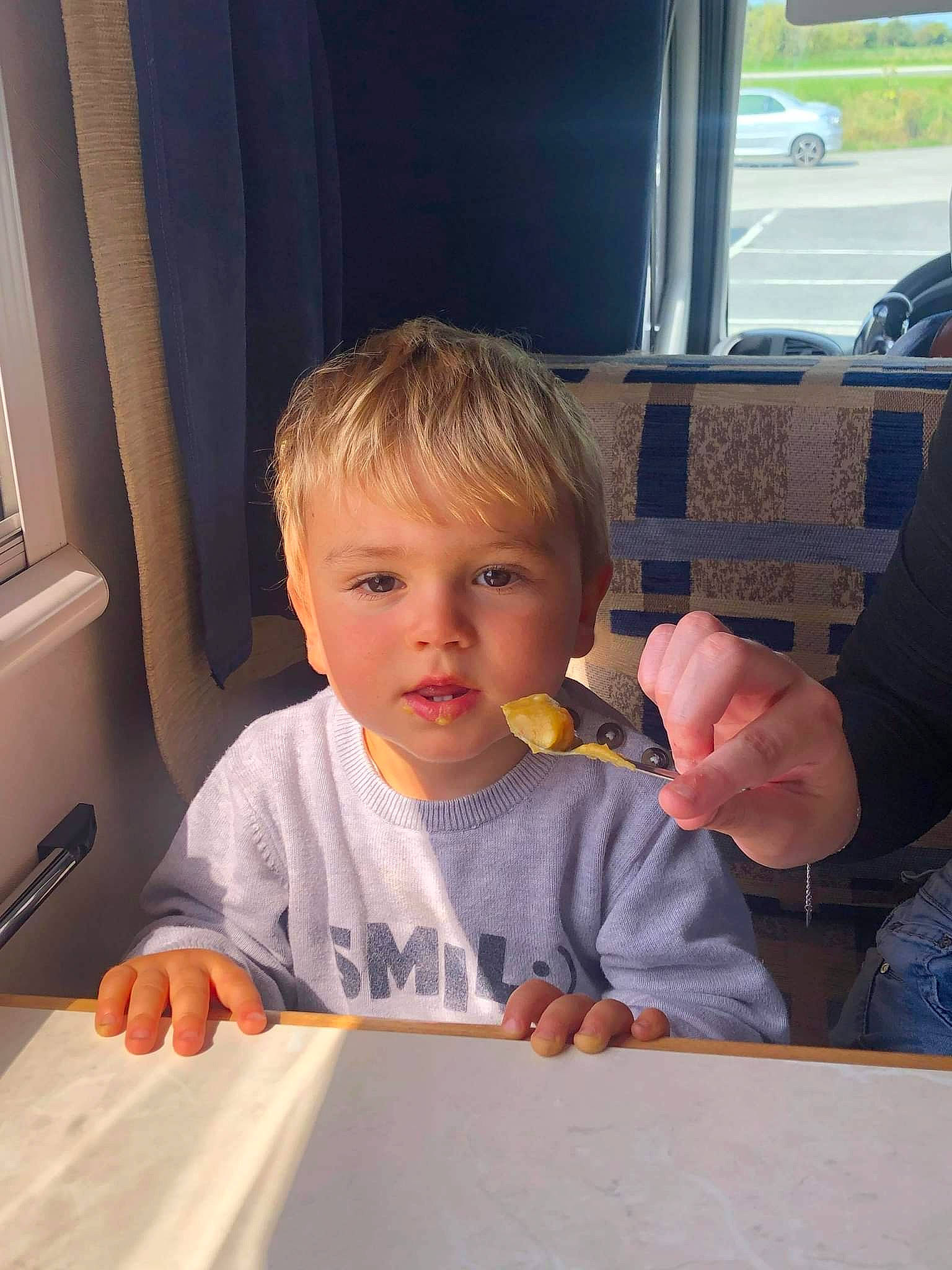 Tiago participe au concours pour gagner de l'argent avec cette photo : chair, child, curtain, finger, fun, gesture, hairstyle, person, play, room, sharing, sitting, standing, summer, t_shirt, table, thumb, toddler, vacation, window