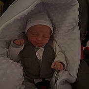 Ezio a rejoint le concours — aidez-le/la à gagner de superbes lots ! baby, newborn, sleeping, blanket, car_seat, hat, clothing, cozy, infant, cute, child, person, soft, warm, indoor, rest, peaceful, wrapped, tiny, comfort