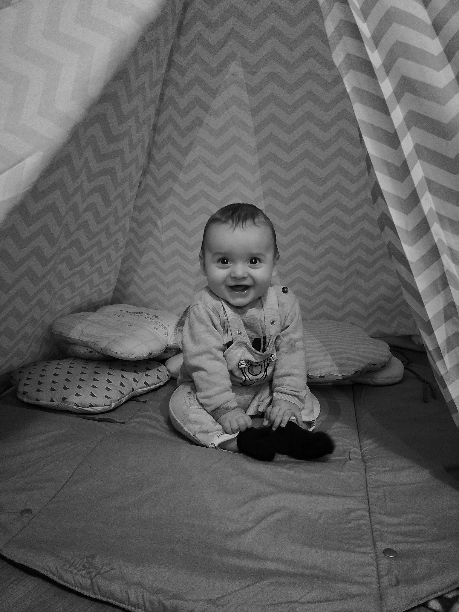 Tom a rejoint le concours — aidez-le/la à gagner de superbes lots ! baby, black_and_white, child, monochrome, monochrome_photography, person, photography, room, sitting, smile, style, toddler