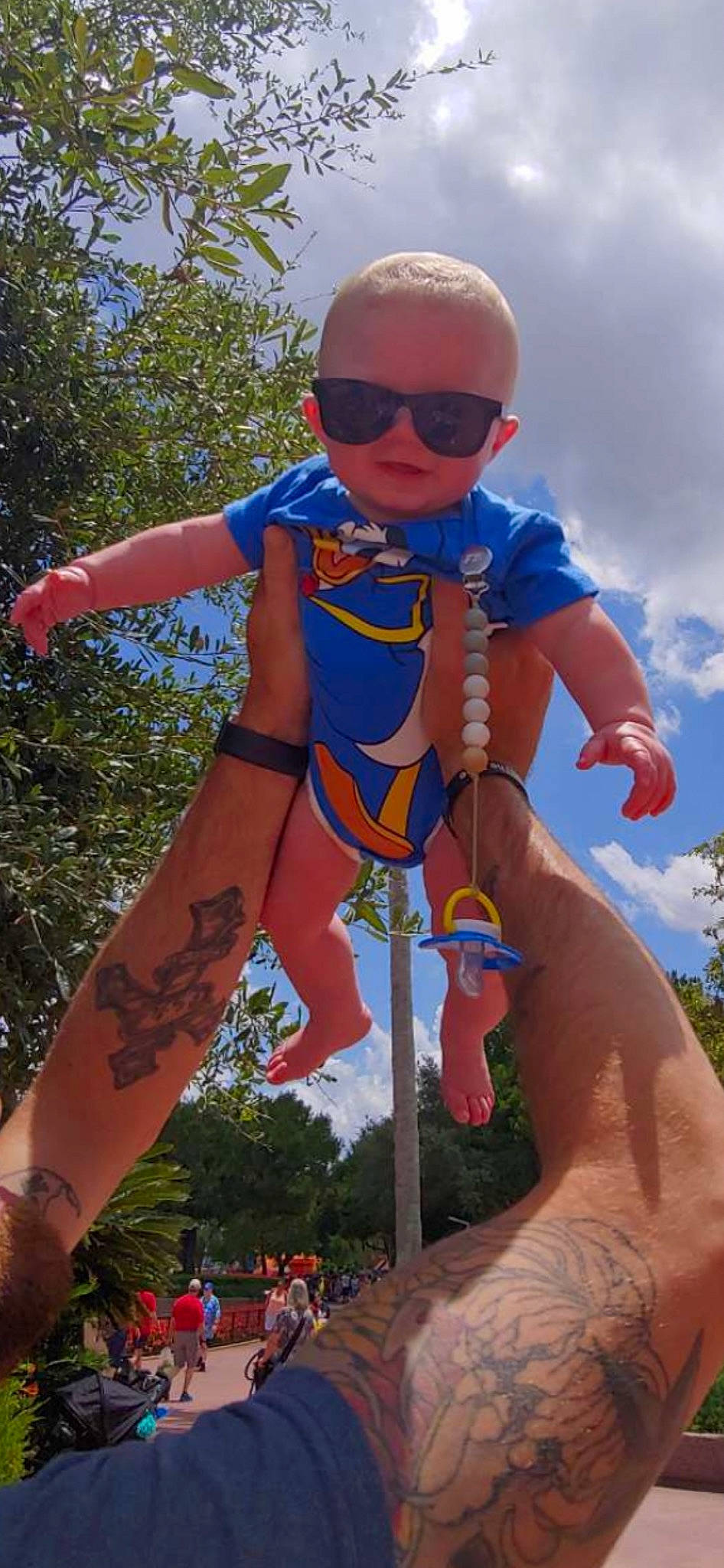 Eli is registered to the contest to win money with this photo: azure, blue, chest, cool, eyewear, finger, goggles, green, happy, leisure, light, muscle, people_in_nature, person, photograph, sky, summer, sunglasses, thigh, tree